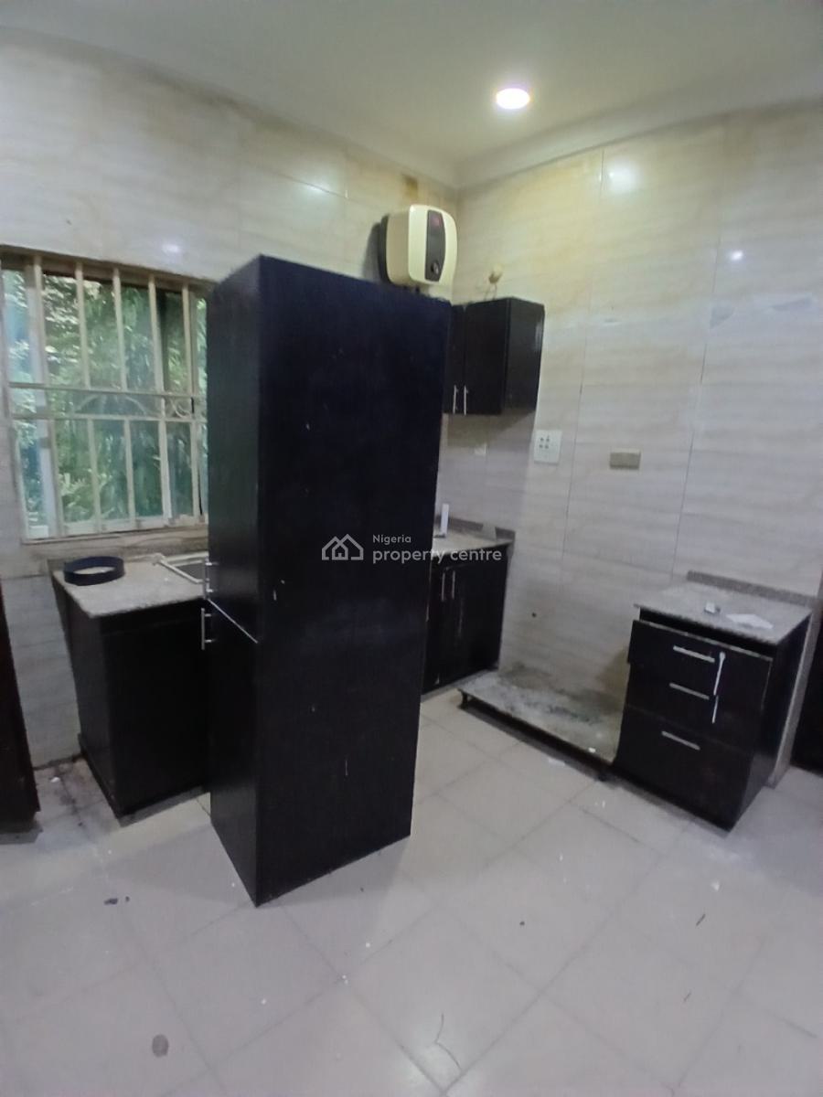 a Nice 3 Bedroom Flat with a Room Bq Attached, Guzape District, Abuja, Flat / Apartment for Rent