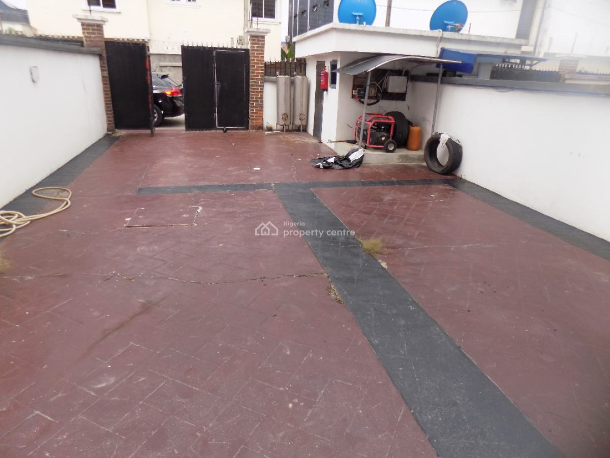 Distress & Clean 4 Bedroom Semi Detached with Bq, Ologolo, Lekki, Lagos, Semi-detached Duplex for Sale