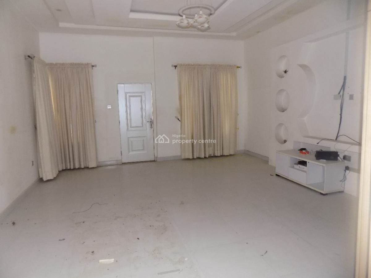 Distress & Clean 4 Bedroom Semi Detached with Bq, Ologolo, Lekki, Lagos, Semi-detached Duplex for Sale