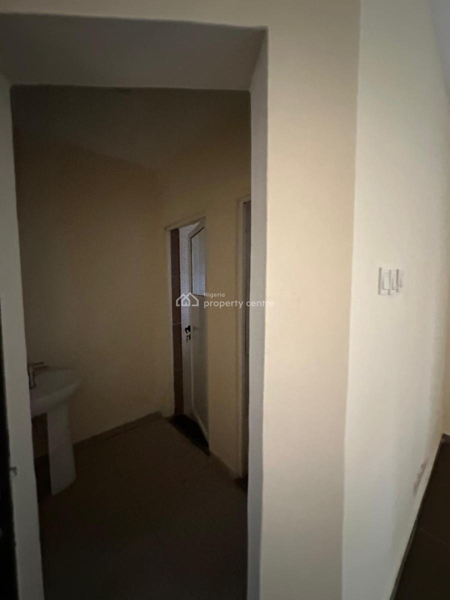 Well Built 2bedroom Apartment, Lekki Phase 1 Lagos, Lekki Phase 1, Lekki, Lagos, Flat / Apartment for Rent