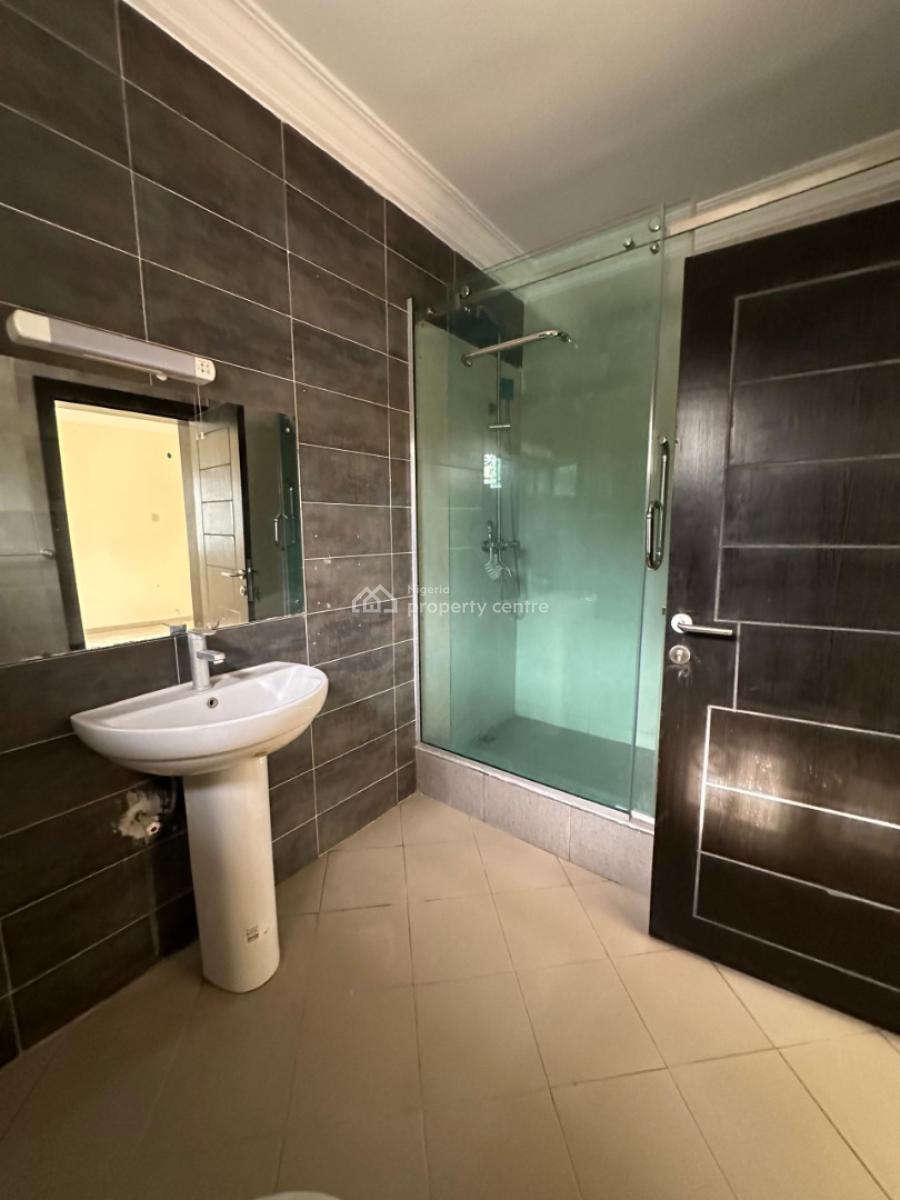 Neatly Built 3 Bedroom Apartment with Bq, Lekki Phase 1, Lekki, Lagos, Flat / Apartment for Rent