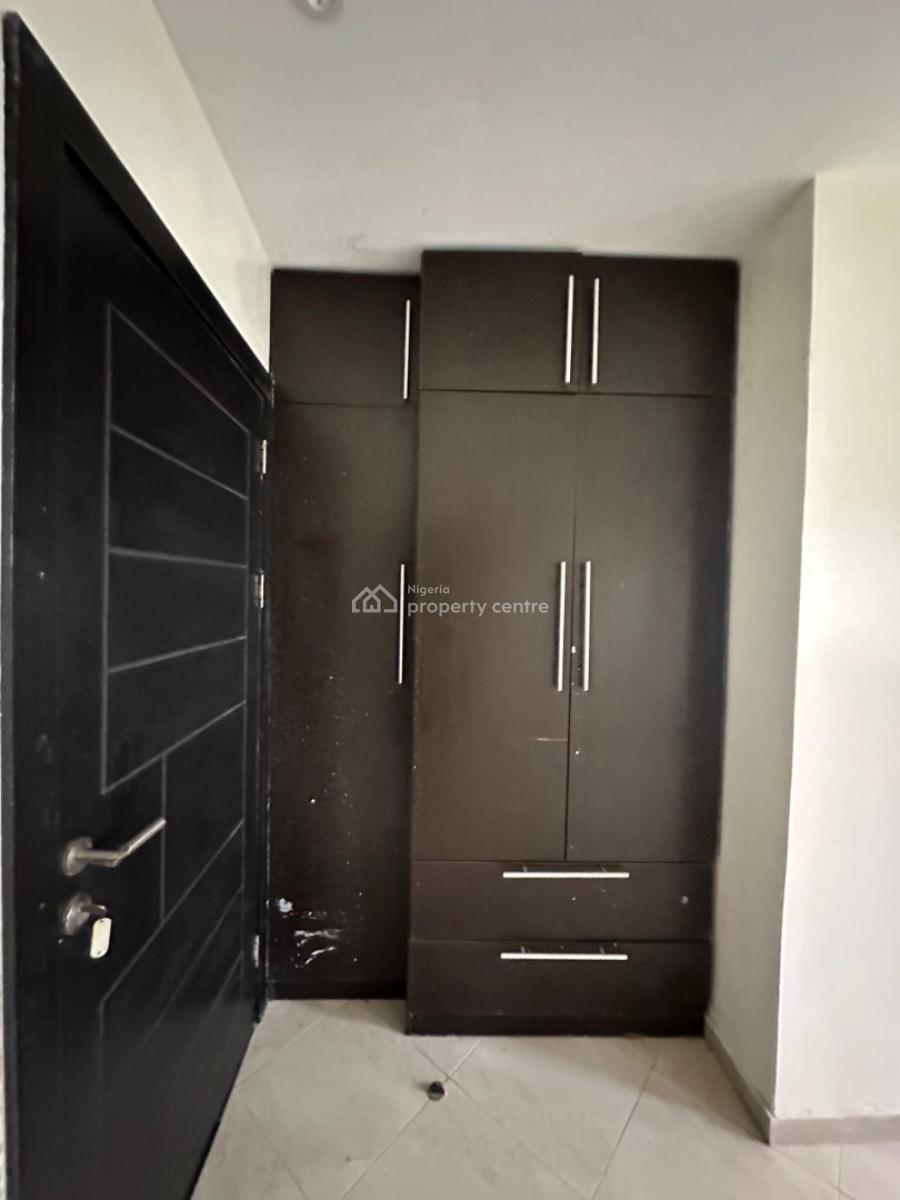 Neatly Built 3 Bedroom Apartment with Bq, Lekki Phase 1, Lekki, Lagos, Flat / Apartment for Rent