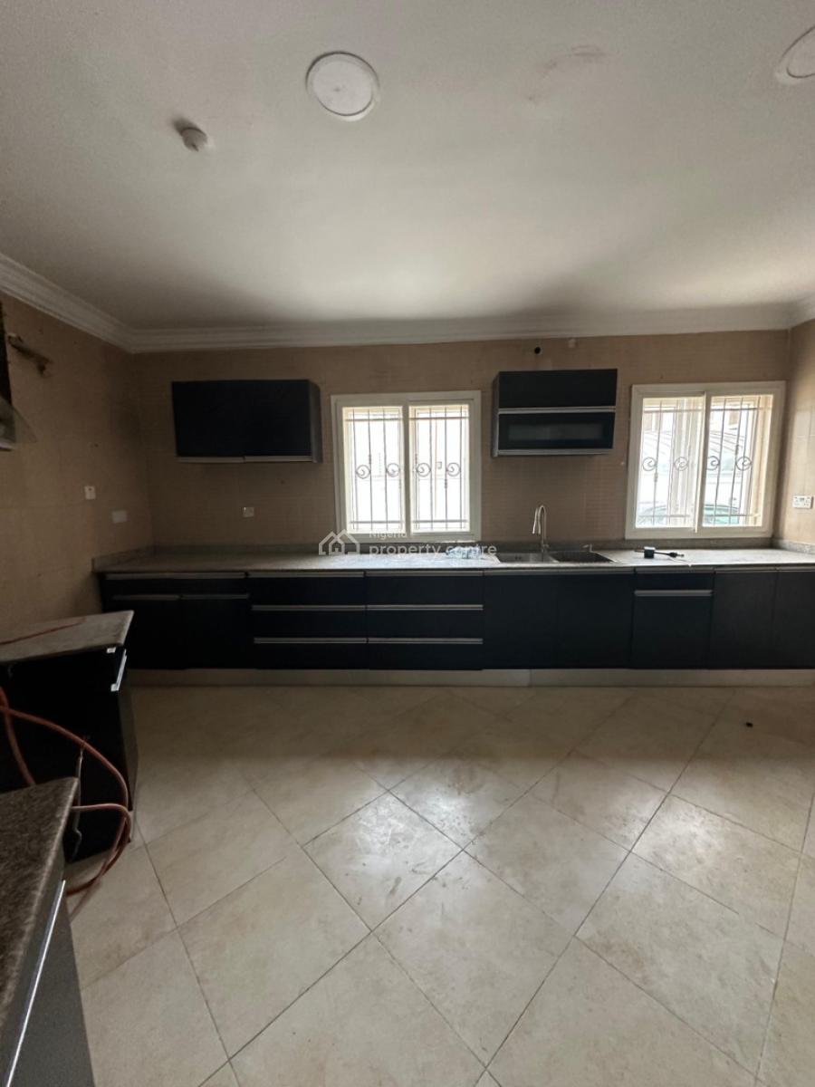 Neatly Built 3 Bedroom Apartment with Bq, Lekki Phase 1, Lekki, Lagos, Flat / Apartment for Rent