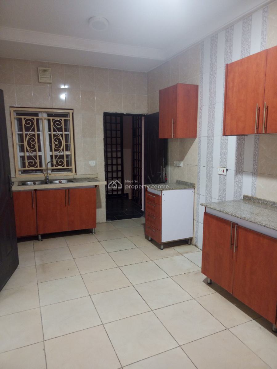 Newly Renovated & Spacious 3 Bedroom Block of Flat with Bq, Wuye, Abuja, Flat / Apartment for Rent