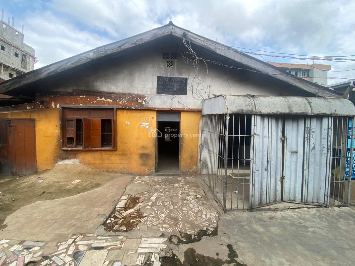 Demolishable 3 Bedroom Bungalow with Bq, Bariga, Shomolu, Lagos, Detached Bungalow for Sale