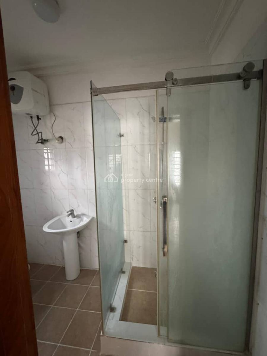 Decent 3bedroom Flat with Bq Upstairs, Off Admiralty Way, Lekki Phase 1, Lekki, Lagos, Flat / Apartment for Rent