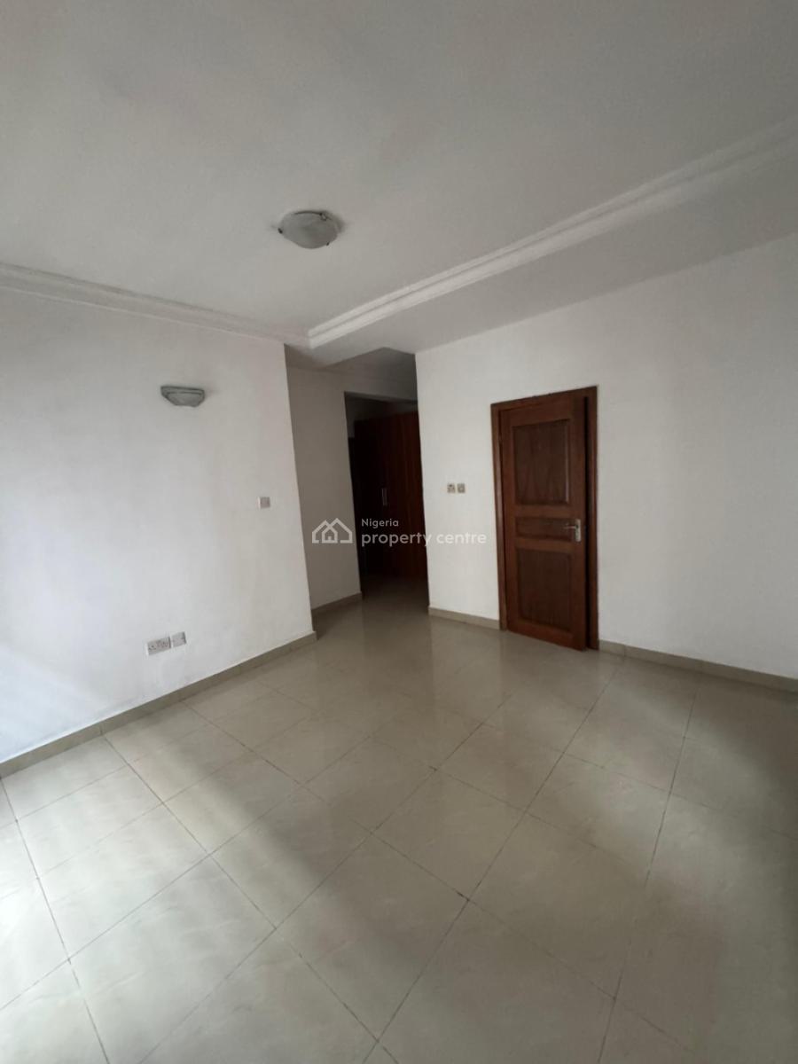 Decent 3bedroom Flat with Bq Upstairs, Off Admiralty Way, Lekki Phase 1, Lekki, Lagos, Flat / Apartment for Rent