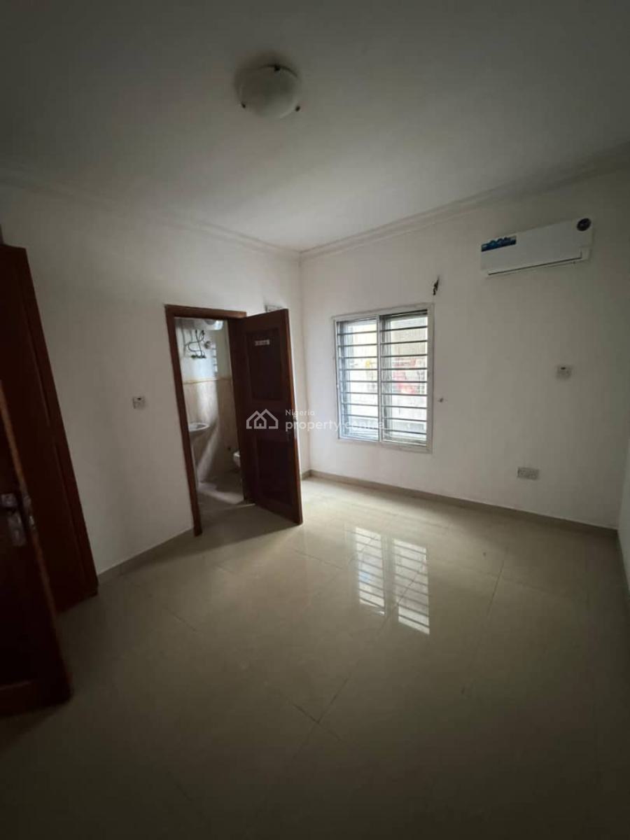Decent 3bedroom Flat with Bq Upstairs, Off Admiralty Way, Lekki Phase 1, Lekki, Lagos, Flat / Apartment for Rent