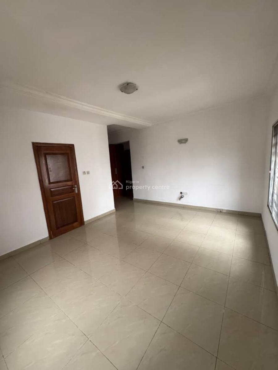 Decent 3bedroom Flat with Bq Upstairs, Off Admiralty Way, Lekki Phase 1, Lekki, Lagos, Flat / Apartment for Rent