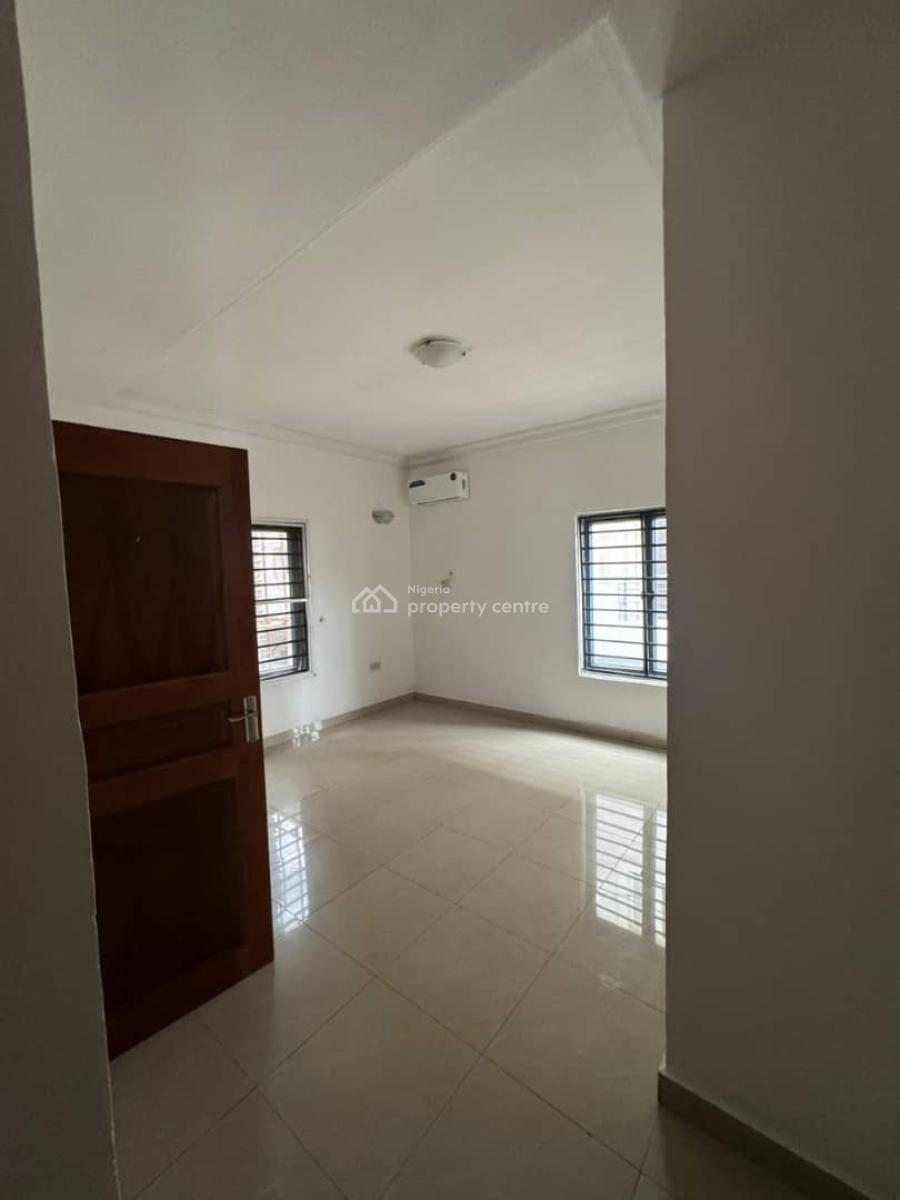 Decent 3bedroom Flat with Bq Upstairs, Off Admiralty Way, Lekki Phase 1, Lekki, Lagos, Flat / Apartment for Rent