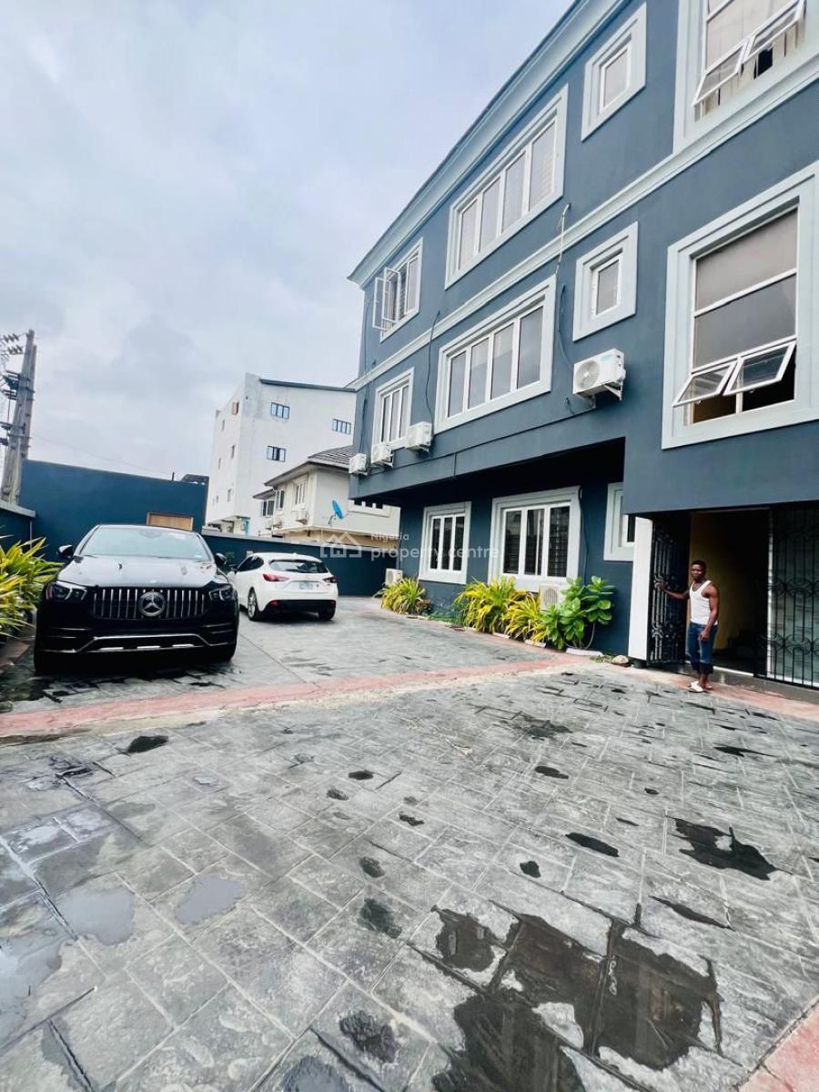 3 Bedroom Apartment Upstairs Unit Available, Right Hand Side, Lekki Phase 1, Lekki, Lagos, Flat / Apartment for Rent