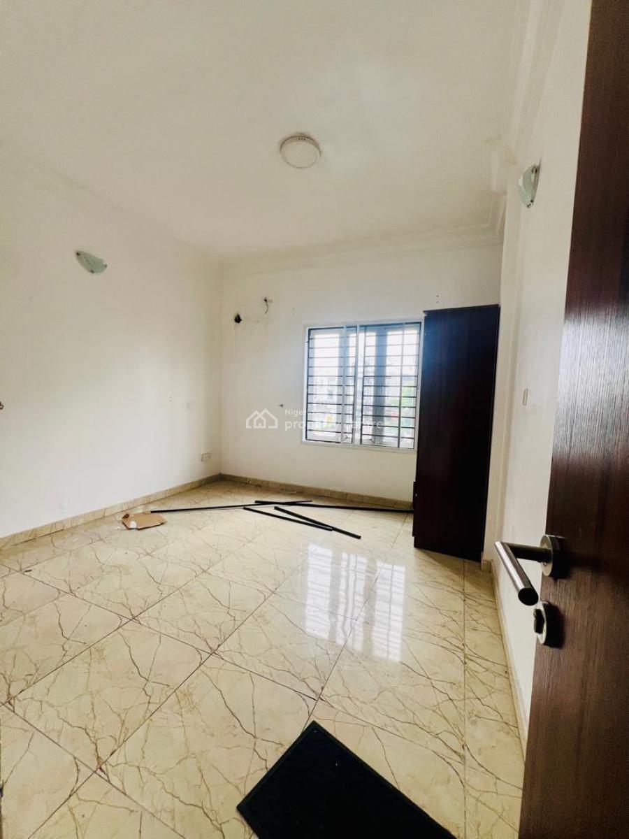 3 Bedroom Apartment Upstairs Unit Available, Right Hand Side, Lekki Phase 1, Lekki, Lagos, Flat / Apartment for Rent