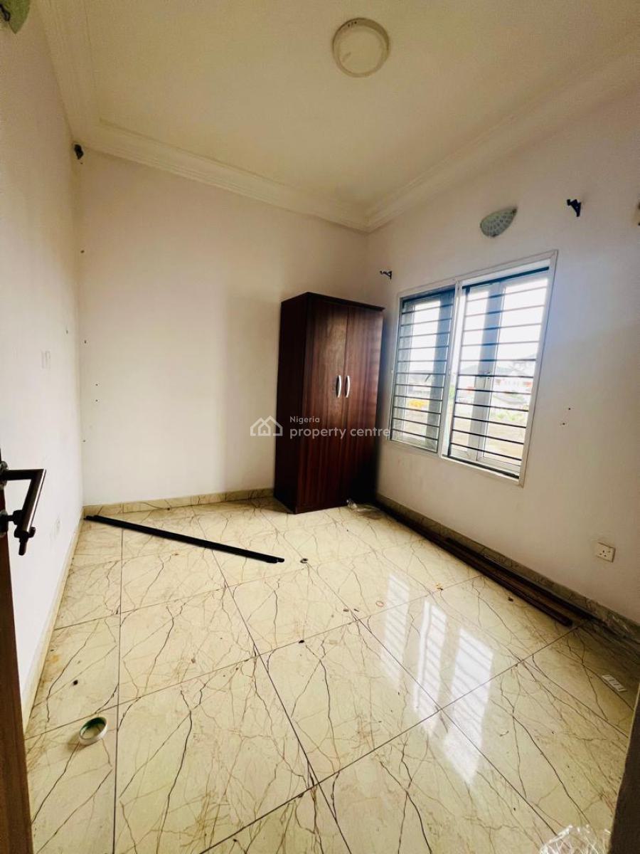 3 Bedroom Apartment Upstairs Unit Available, Right Hand Side, Lekki Phase 1, Lekki, Lagos, Flat / Apartment for Rent