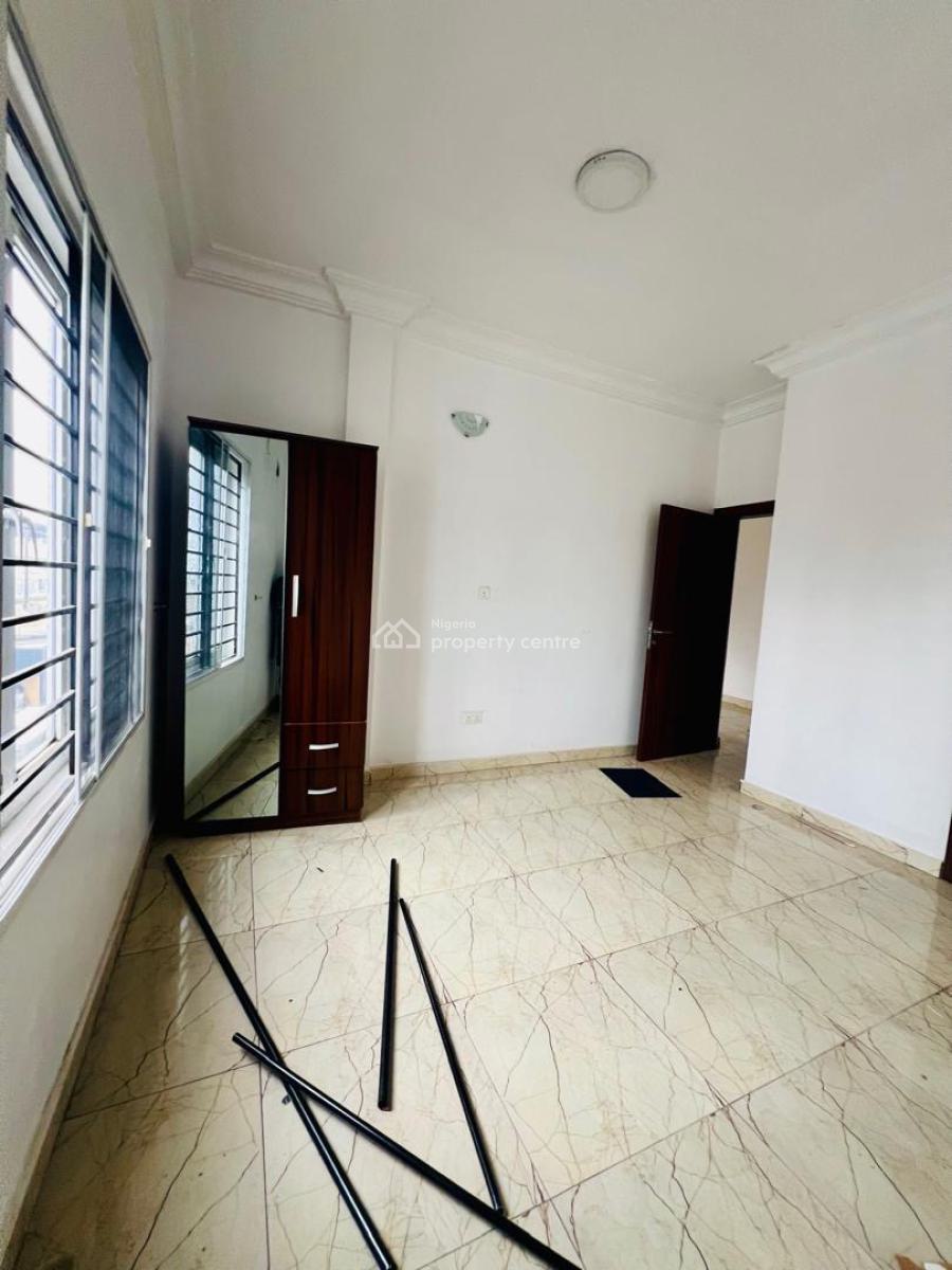 3 Bedroom Apartment Upstairs Unit Available, Right Hand Side, Lekki Phase 1, Lekki, Lagos, Flat / Apartment for Rent