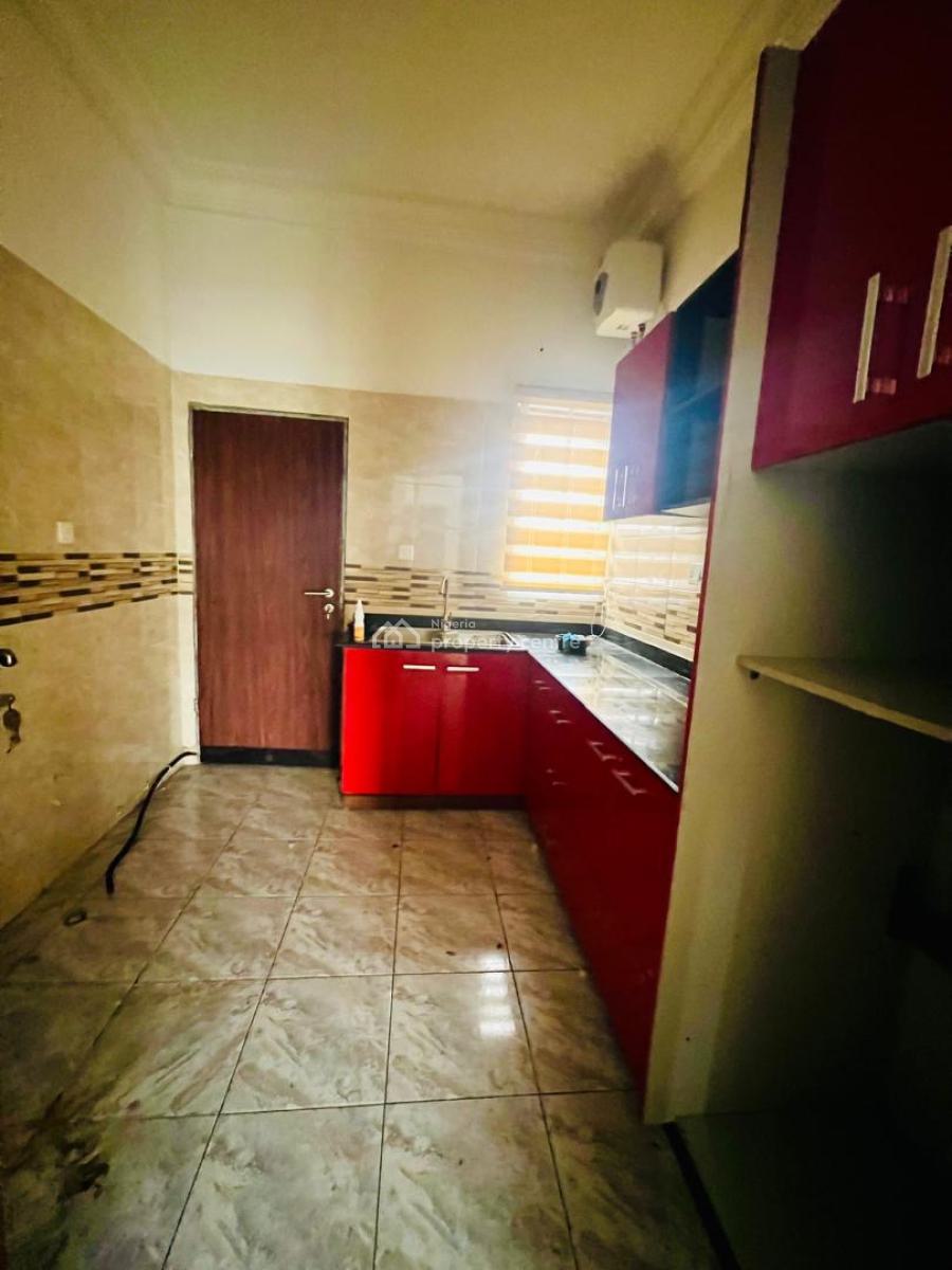 3 Bedroom Apartment Upstairs Unit Available, Right Hand Side, Lekki Phase 1, Lekki, Lagos, Flat / Apartment for Rent