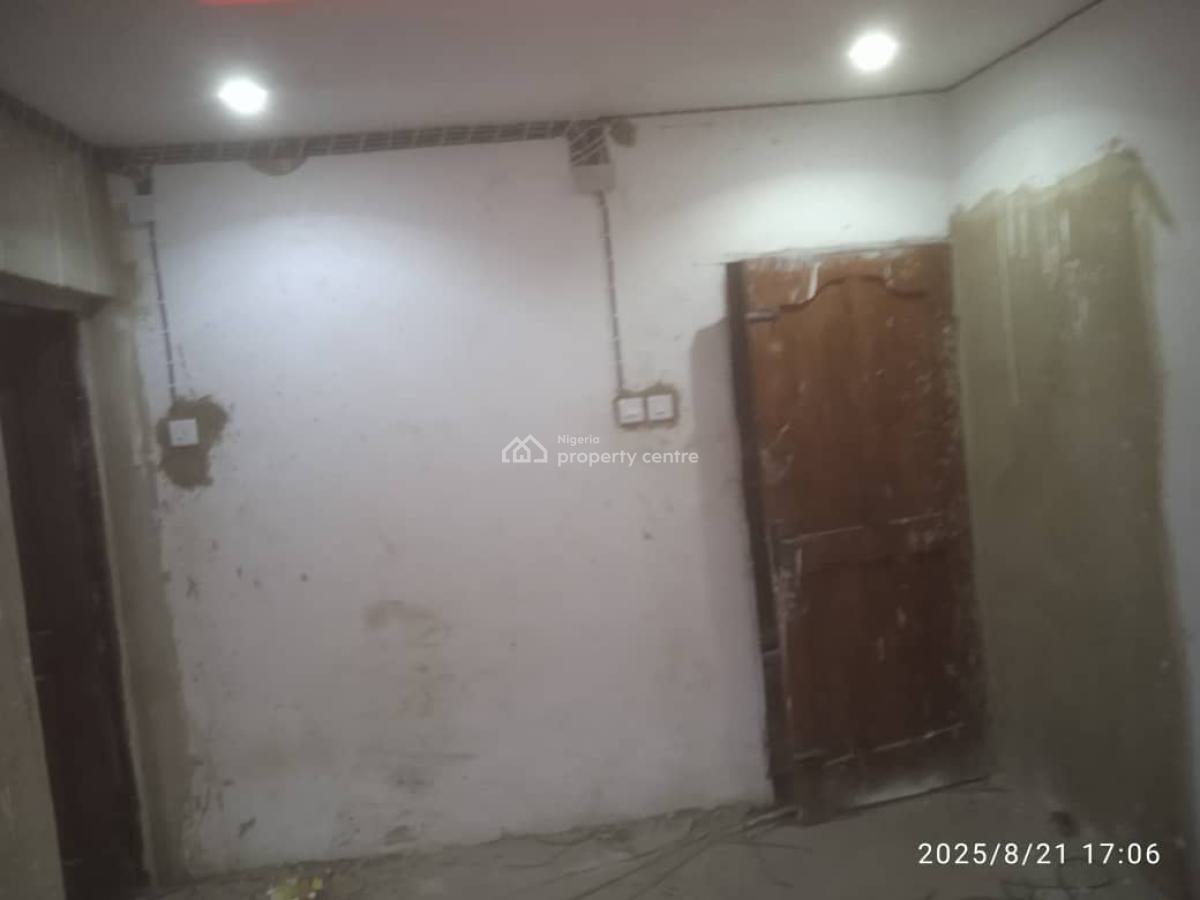 Standard P.o.p Sitting Room 2bedroomflat, Jumofaq Bus Off Lagos Road Ikorodu, Ikorodu, Lagos, Flat / Apartment for Rent