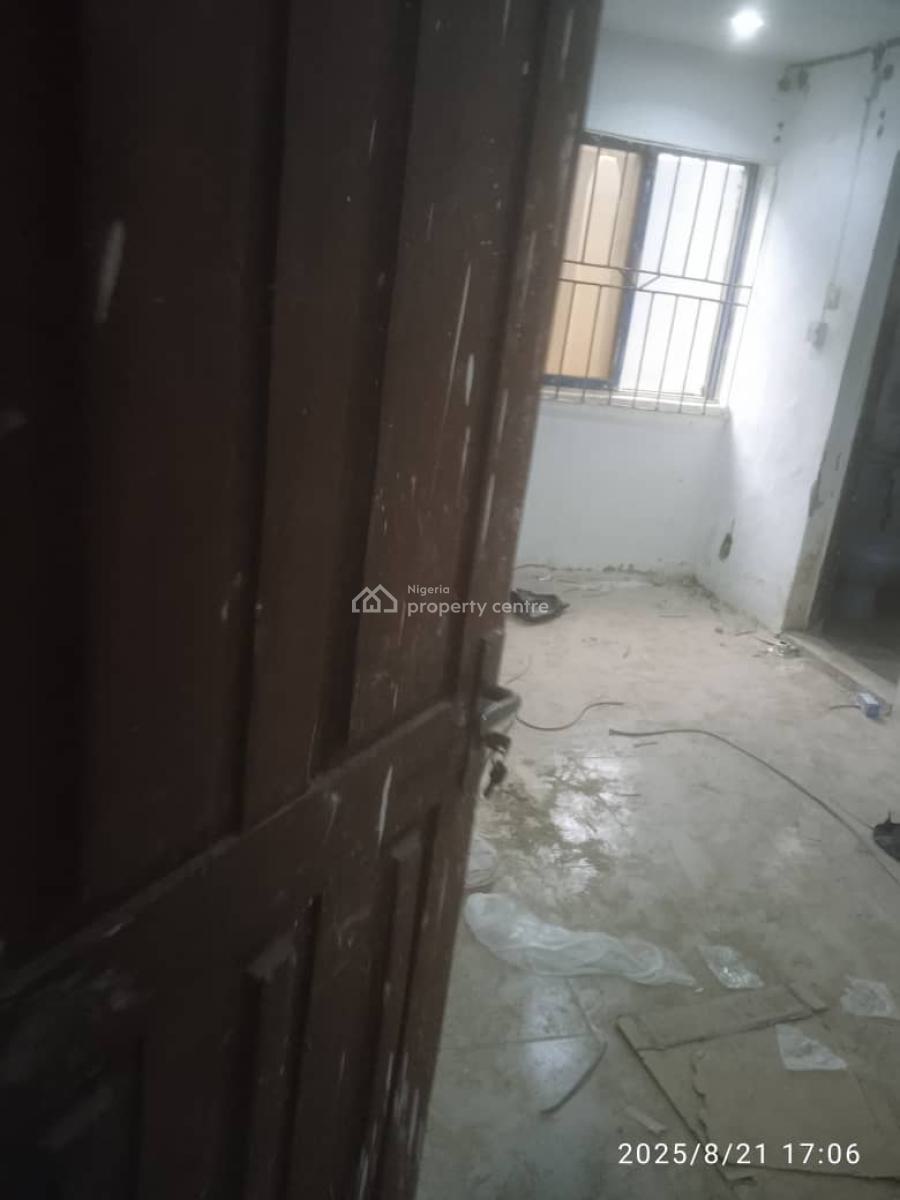 Standard P.o.p Sitting Room 2bedroomflat, Jumofaq Bus Off Lagos Road Ikorodu, Ikorodu, Lagos, Flat / Apartment for Rent