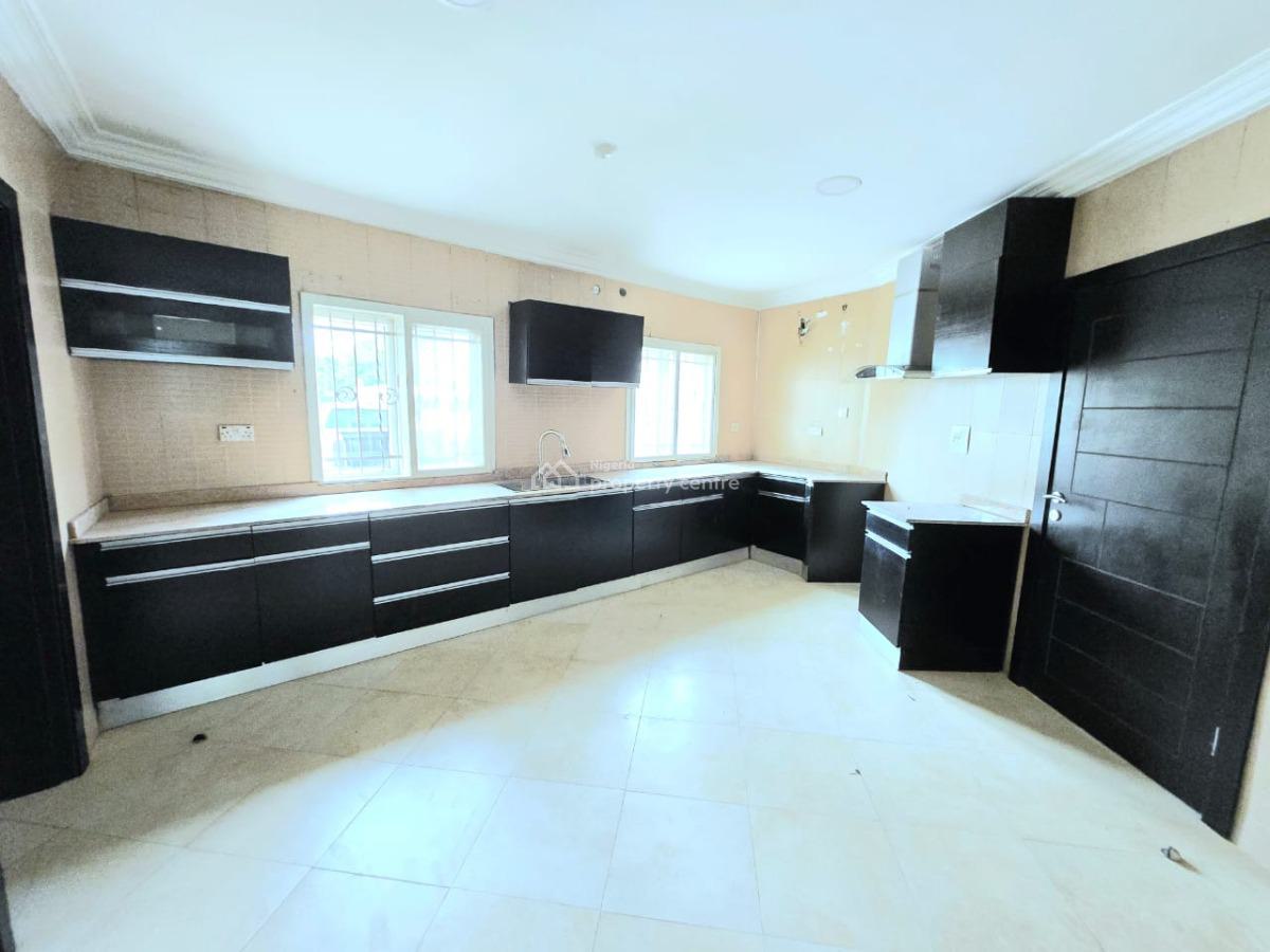 Neatly Built 3 Bedroom Apartment with Bq, Lekki Phase 1, Lekki, Lagos, Flat / Apartment for Rent