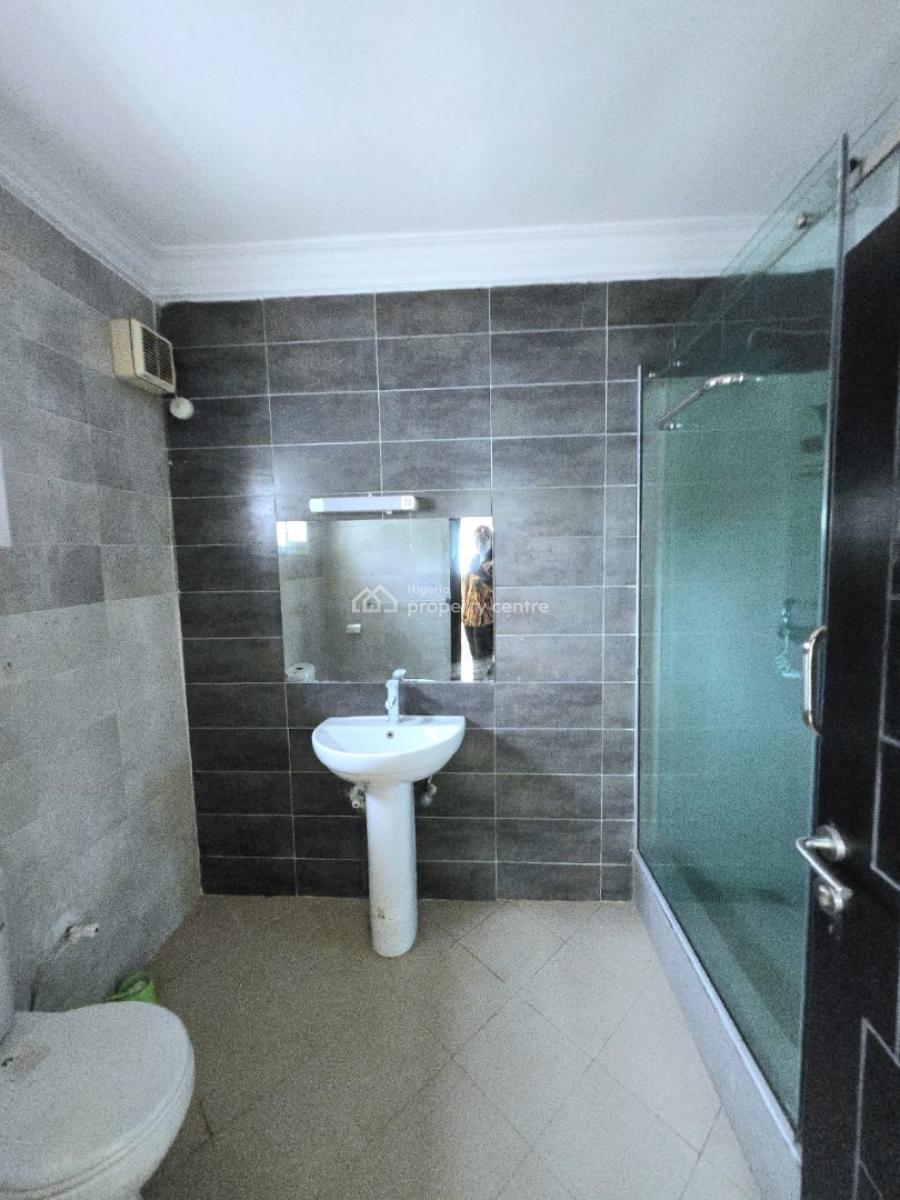 Neatly Built 3 Bedroom Apartment with Bq, Lekki Phase 1, Lekki, Lagos, Flat / Apartment for Rent