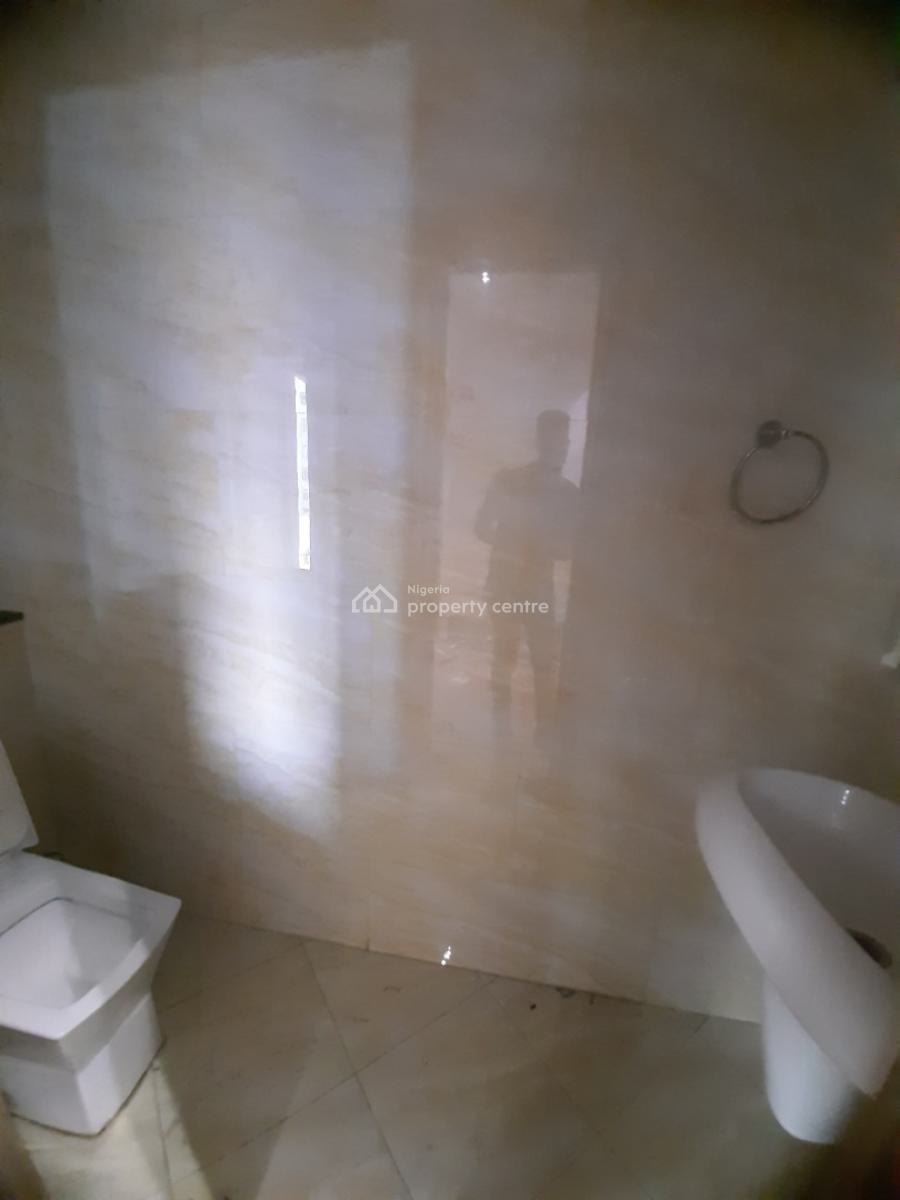 Renovated and Serviced with 24/7 Power Supply 2 Bedroom En-suite Flat, Lekki Phase 1, Lekki, Lagos, Flat / Apartment for Rent
