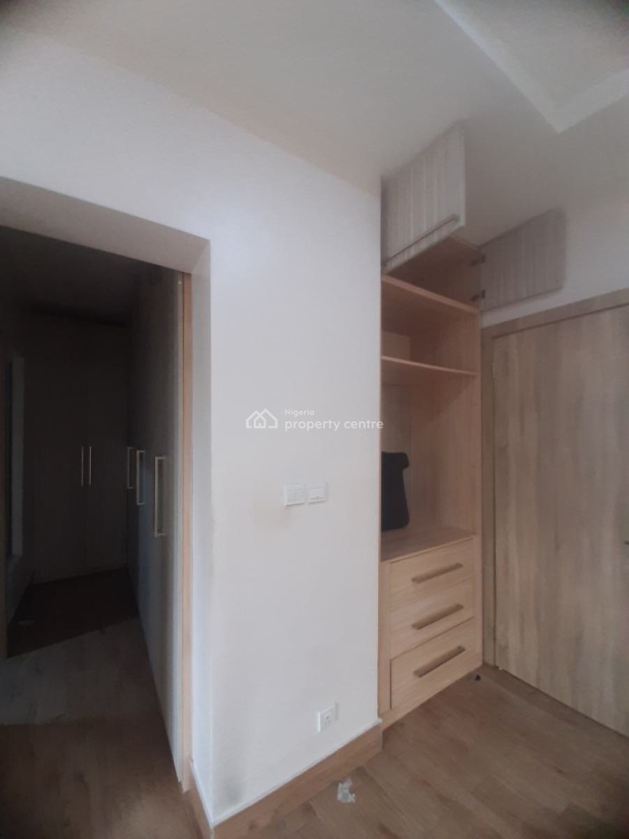 Renovated and Serviced with 24/7 Power Supply 2 Bedroom En-suite Flat, Lekki Phase 1, Lekki, Lagos, Flat / Apartment for Rent