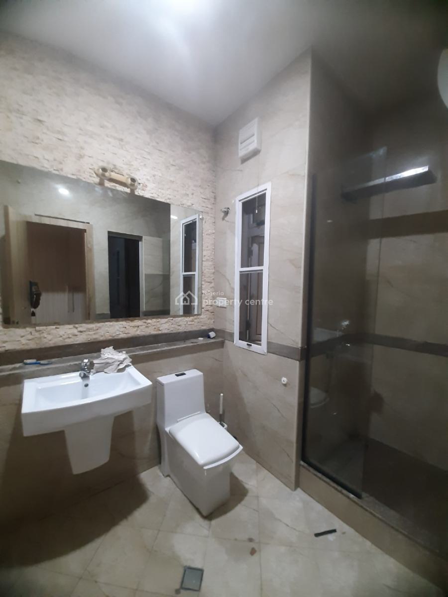 Renovated and Serviced with 24/7 Power Supply 2 Bedroom En-suite Flat, Lekki Phase 1, Lekki, Lagos, Flat / Apartment for Rent