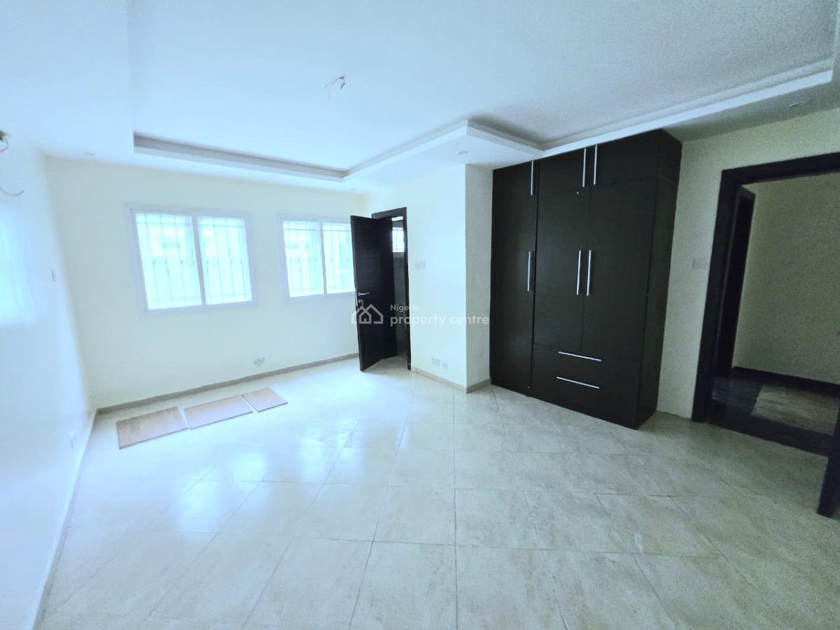 Neatly Built 3 Bedroom Apartment with Bq, Lekki Phase 1, Lekki, Lagos, Flat / Apartment for Rent