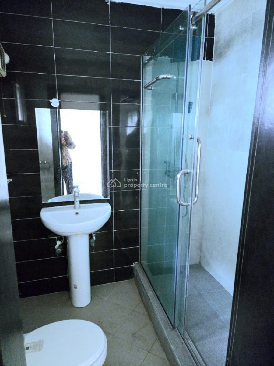 Neatly Built 3 Bedroom Apartment with Bq, Lekki Phase 1, Lekki, Lagos, Flat / Apartment for Rent