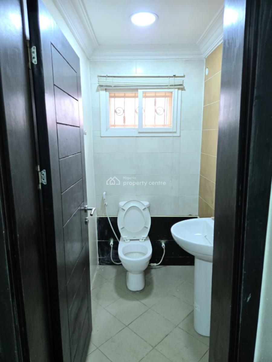 Neatly Built 3 Bedroom Apartment with Bq, Lekki Phase 1, Lekki, Lagos, Flat / Apartment for Rent
