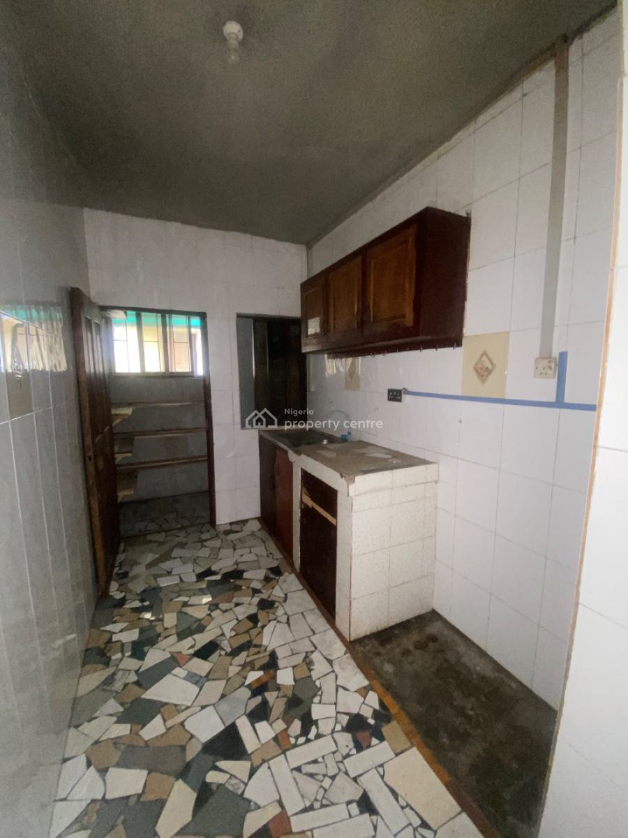 Old But Well Maintained 3 Bedroom Apartment Upstairs, Ogunleye Street Off Adekunle Kuye Surulere Lagos, Adelabu, Surulere, Lagos, House for Rent