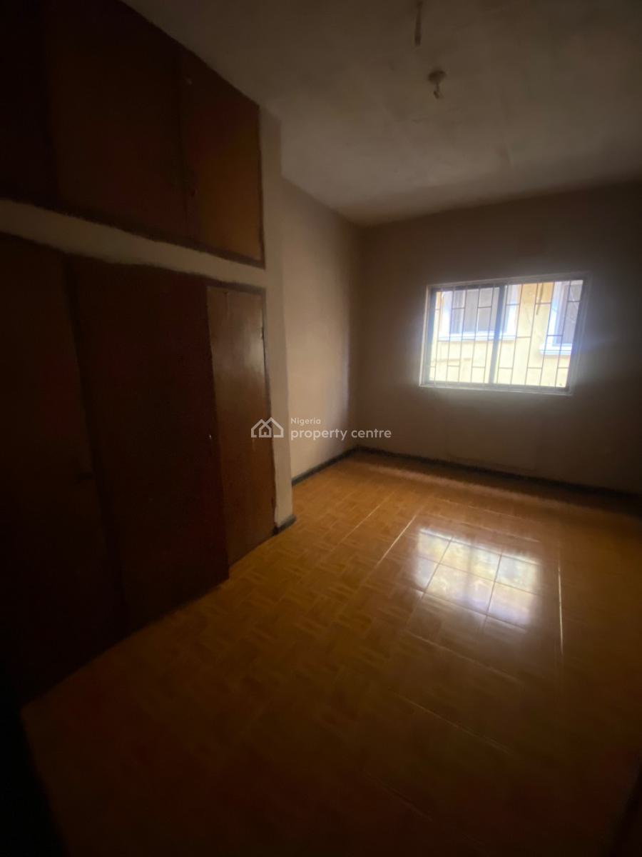 Old But Well Maintained 3 Bedroom Apartment Upstairs, Ogunleye Street Off Adekunle Kuye Surulere Lagos, Adelabu, Surulere, Lagos, House for Rent