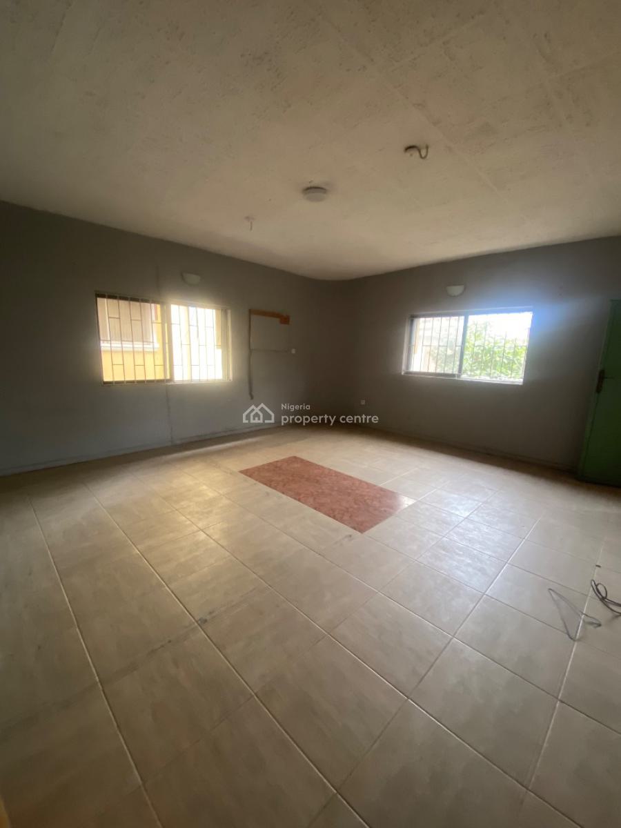 Old But Well Maintained 3 Bedroom Apartment Upstairs, Ogunleye Street Off Adekunle Kuye Surulere Lagos, Adelabu, Surulere, Lagos, House for Rent