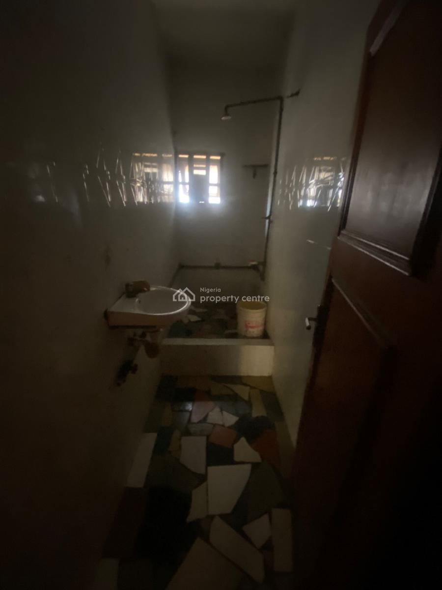 Old But Well Maintained 3 Bedroom Apartment Upstairs, Ogunleye Street Off Adekunle Kuye Surulere Lagos, Adelabu, Surulere, Lagos, House for Rent