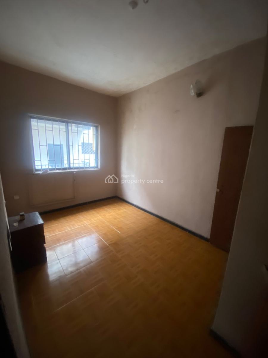 Old But Well Maintained 3 Bedroom Apartment Upstairs, Ogunleye Street Off Adekunle Kuye Surulere Lagos, Adelabu, Surulere, Lagos, House for Rent