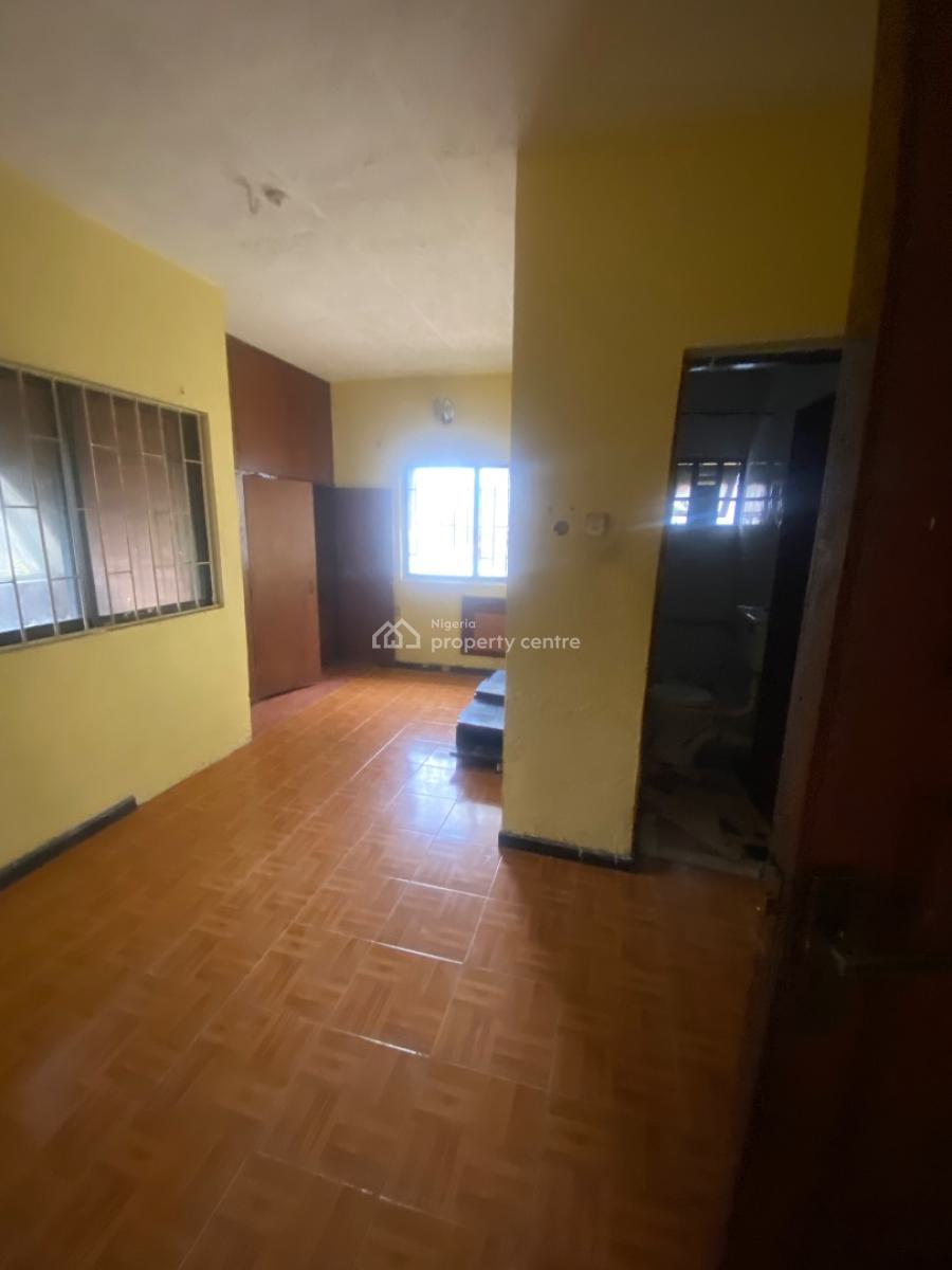 Old But Well Maintained 3 Bedroom Apartment Upstairs, Ogunleye Street Off Adekunle Kuye Surulere Lagos, Adelabu, Surulere, Lagos, House for Rent