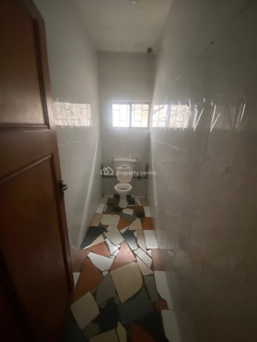Old But Well Maintained 3 Bedroom Apartment Upstairs, Ogunleye Street Off Adekunle Kuye Surulere Lagos, Adelabu, Surulere, Lagos, House for Rent