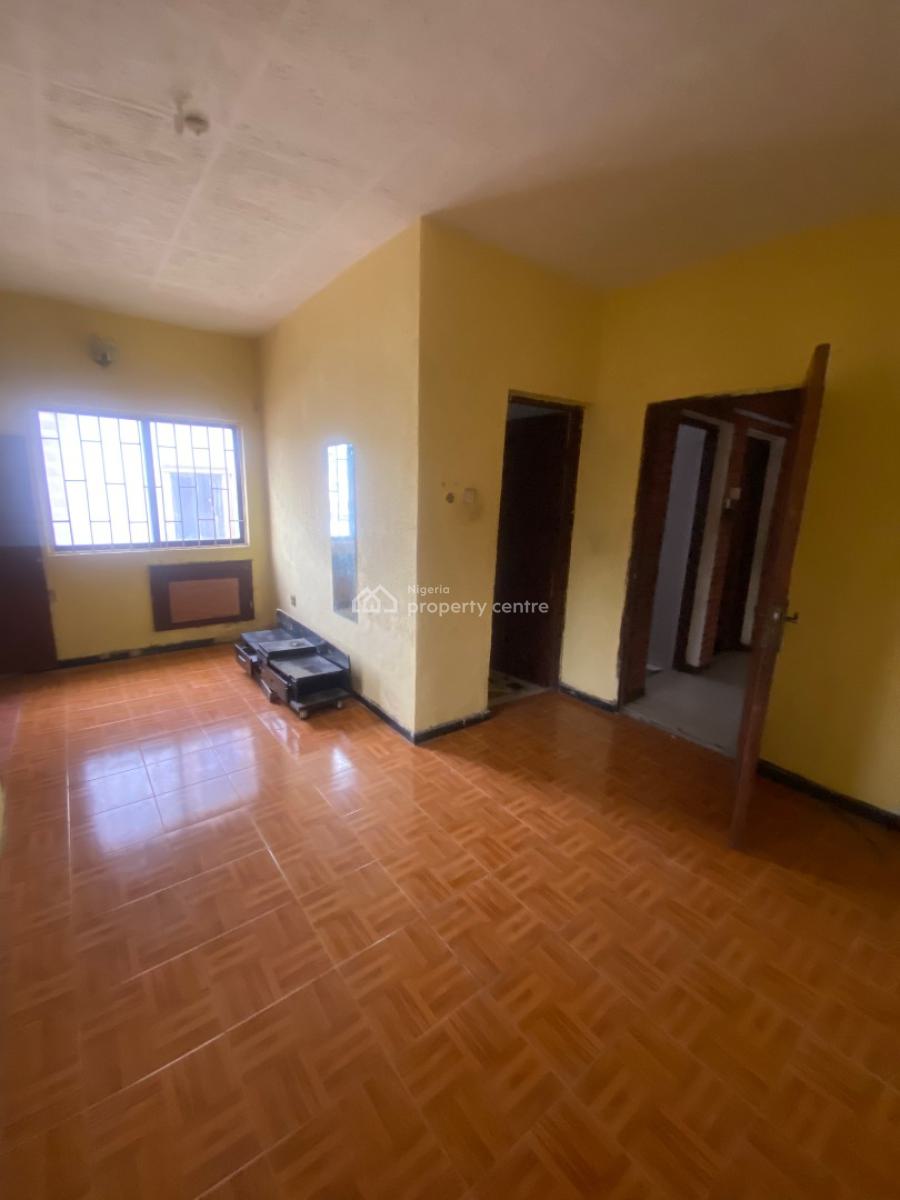 Old But Well Maintained 3 Bedroom Apartment Upstairs, Ogunleye Street Off Adekunle Kuye Surulere Lagos, Adelabu, Surulere, Lagos, House for Rent