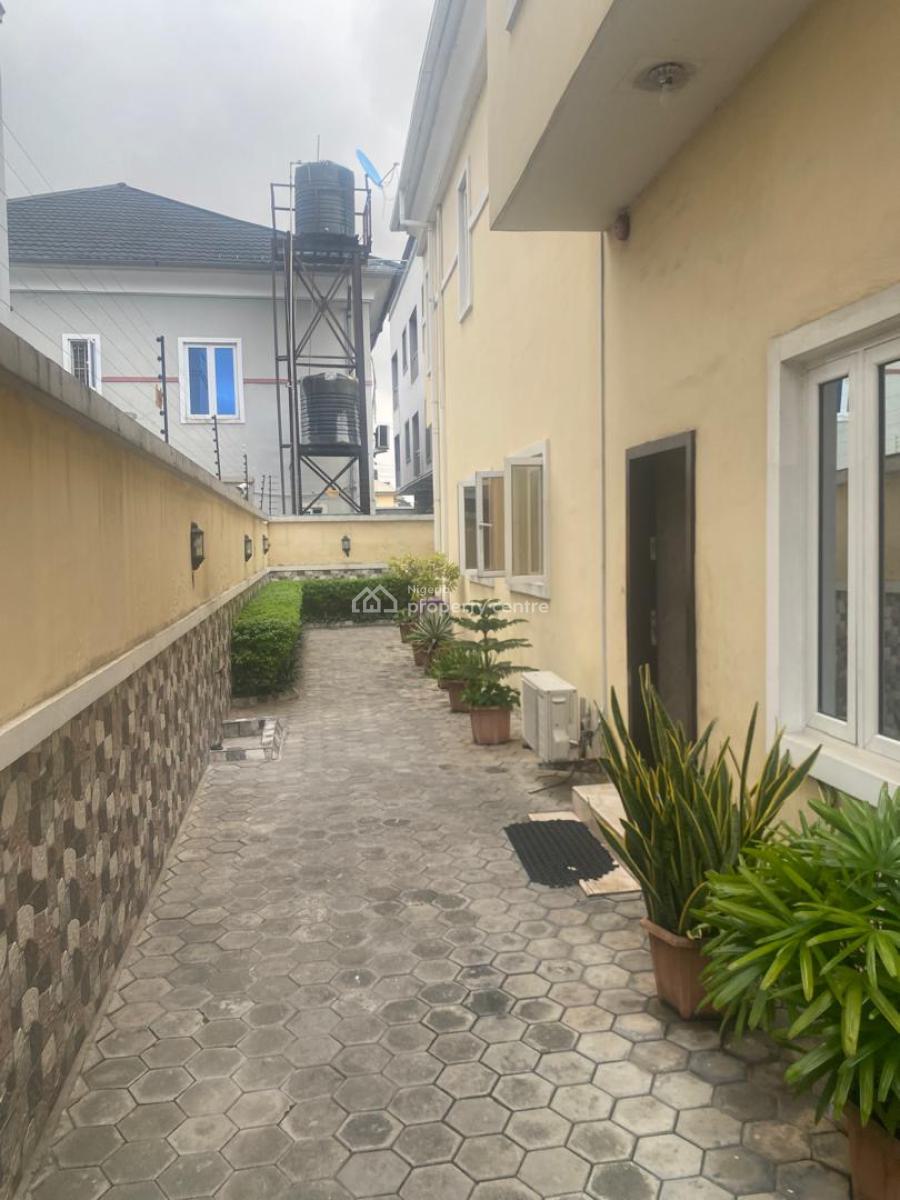Distressed 5 Bedroom Semi Detached House with 2rooms Bq, Lekki Phase 1, Lekki, Lagos, Semi-detached Duplex for Sale