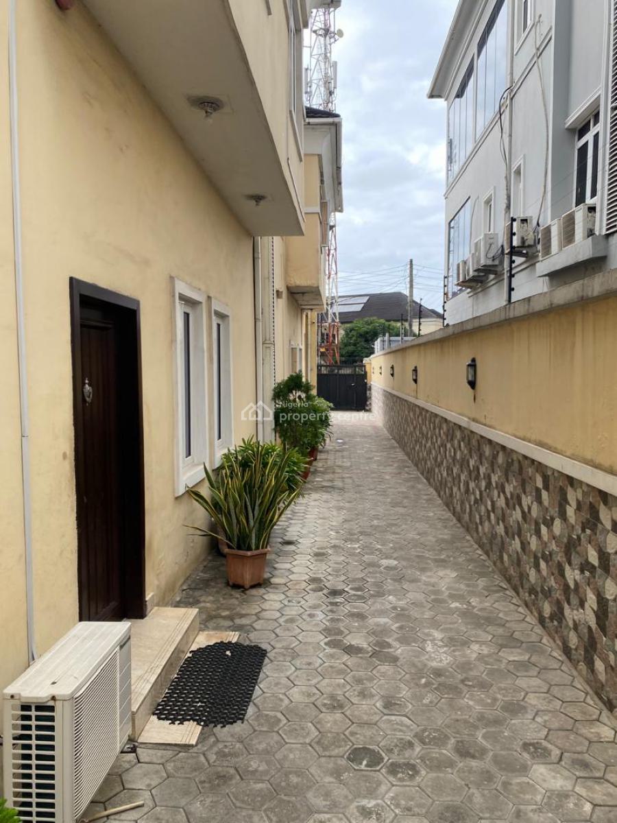 Distressed 5 Bedroom Semi Detached House with 2rooms Bq, Lekki Phase 1, Lekki, Lagos, Semi-detached Duplex for Sale