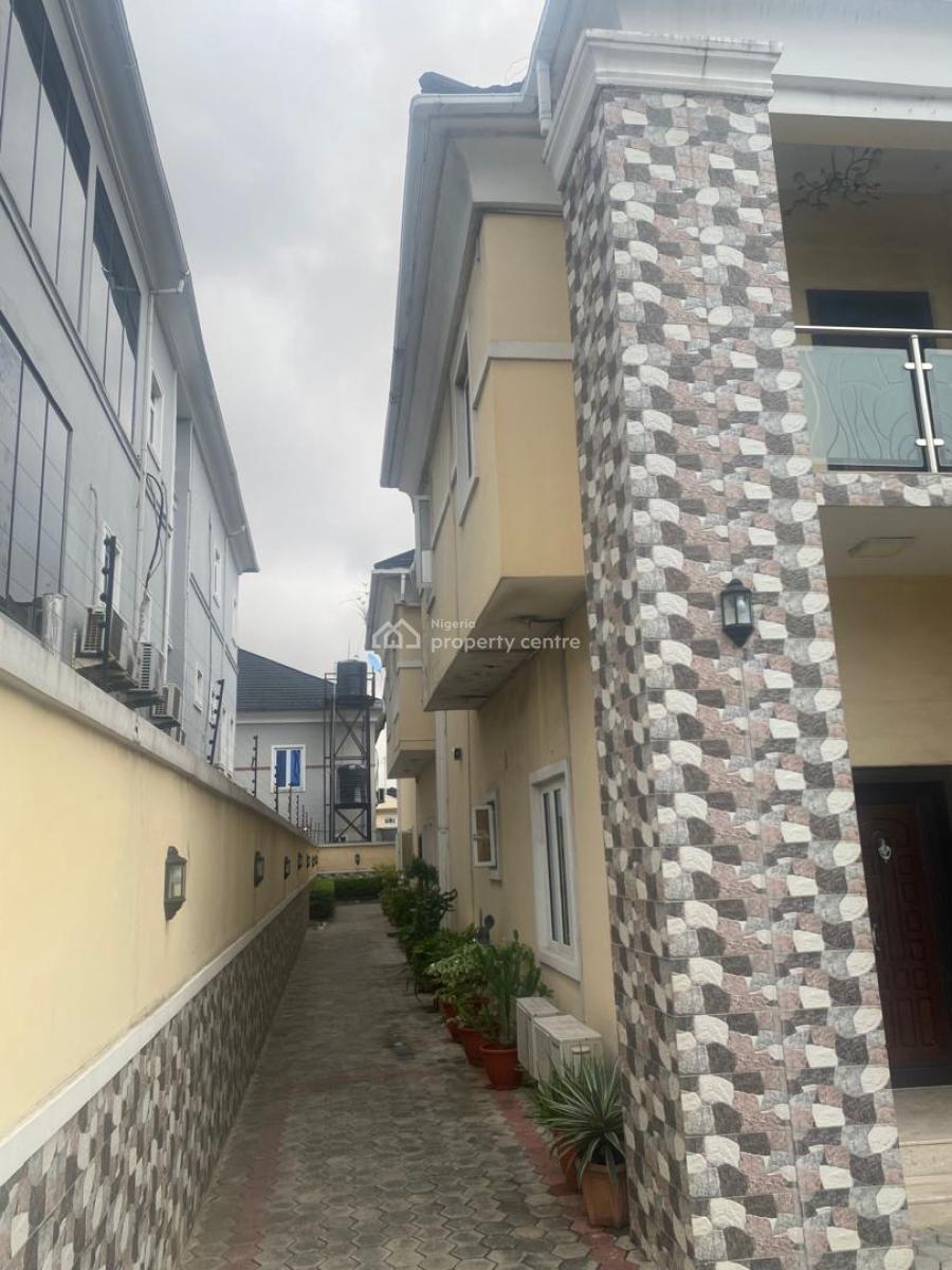 Distressed 5 Bedroom Semi Detached House with 2rooms Bq, Lekki Phase 1, Lekki, Lagos, Semi-detached Duplex for Sale