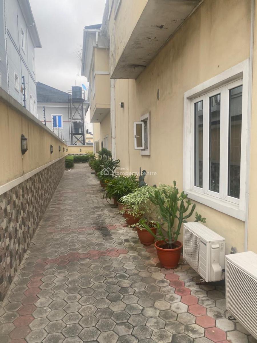 Distressed 5 Bedroom Semi Detached House with 2rooms Bq, Lekki Phase 1, Lekki, Lagos, Semi-detached Duplex for Sale