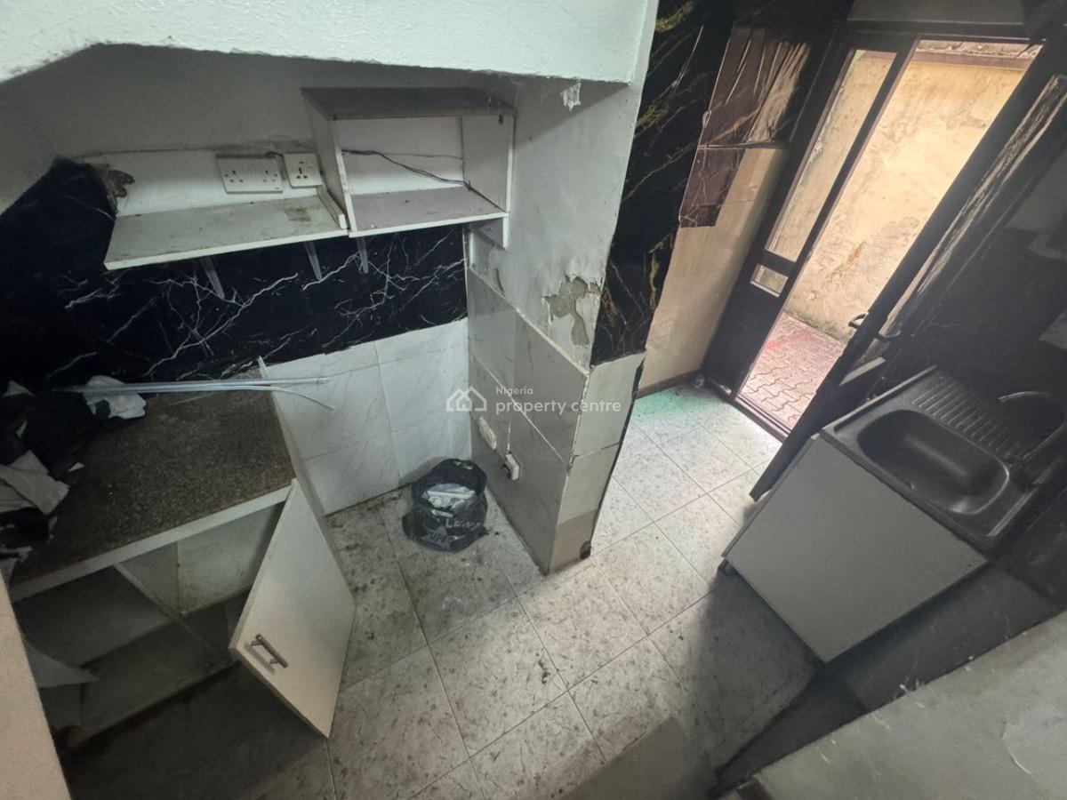 Very Spacious 2 Bedroom Flat, Off Admiralty Way, Lekki Phase 1, Lekki, Lagos, Flat / Apartment for Rent