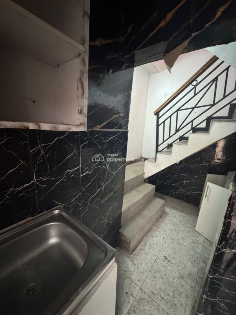 Very Spacious 2 Bedroom Flat, Off Admiralty Way, Lekki Phase 1, Lekki, Lagos, Flat / Apartment for Rent