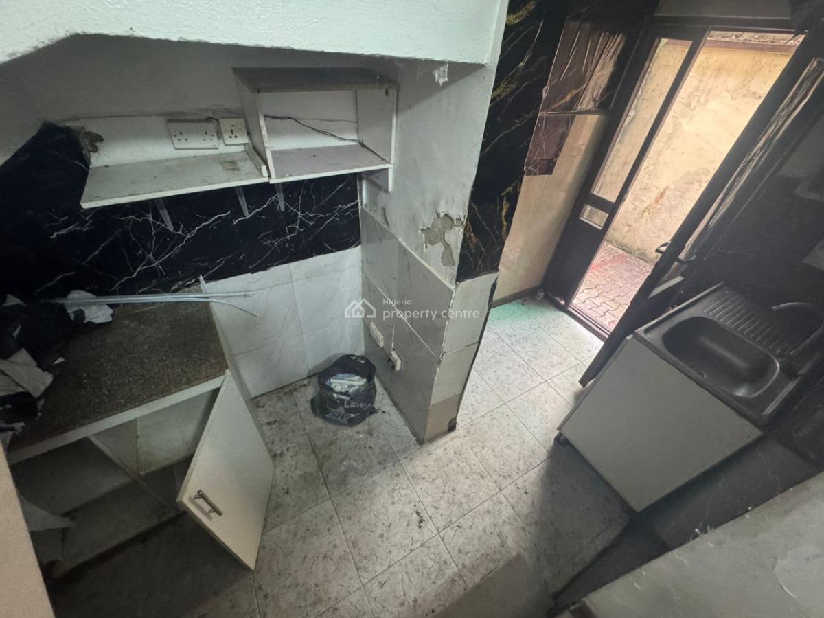 Two Bedrooms Flat Upstairs in Phase 1, Off Admiralty Way, Lekki Phase 1, Lekki, Lagos, Flat / Apartment for Rent