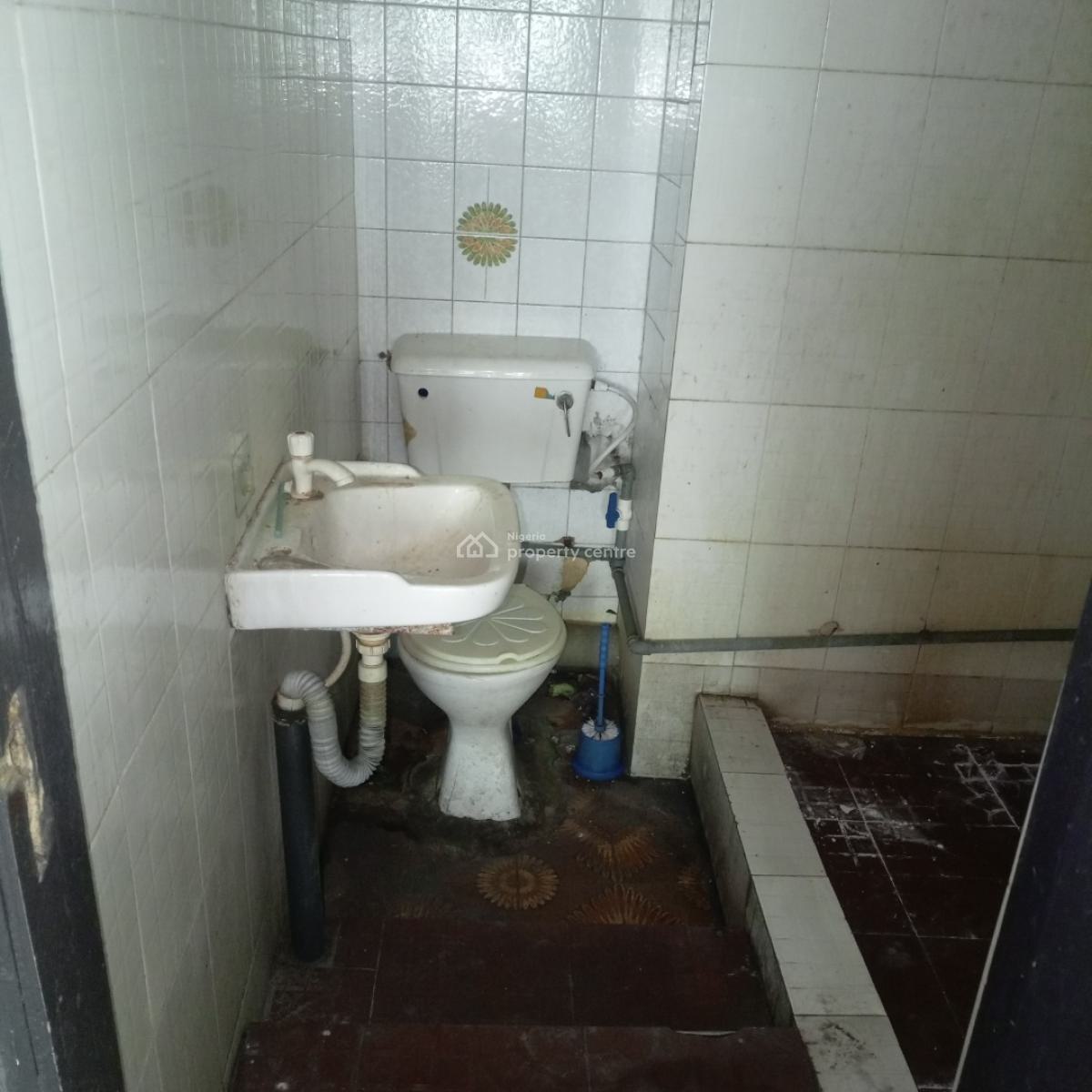 Nice and Spacious 3bedroom Flat Upstairs in Surulere, Off Eric Moore Road Surulere Lagos, Eric Moore, Surulere, Lagos, Flat / Apartment for Rent