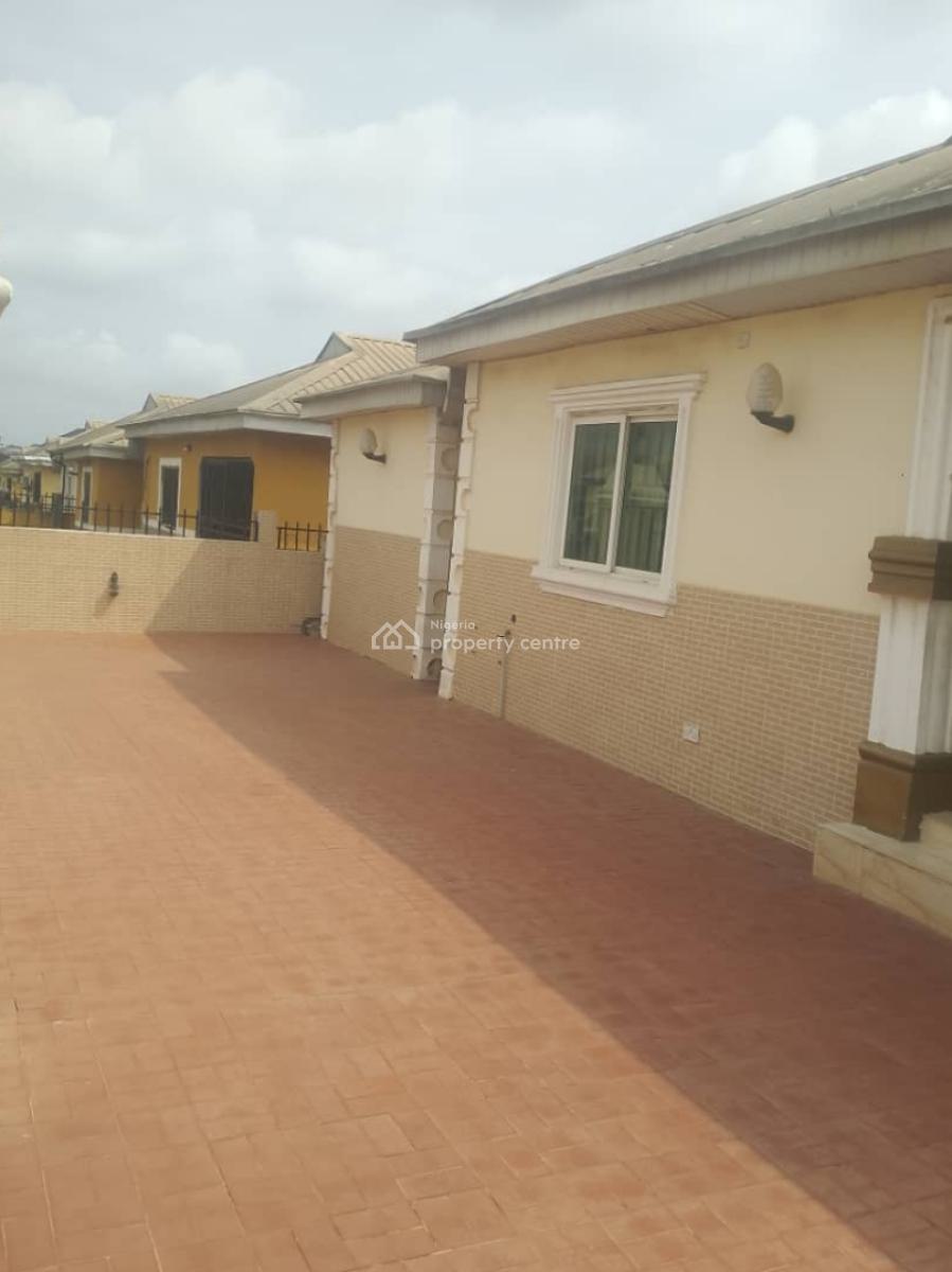 Well-maintained 3-bedroom Bungalow with Bq, Diamond Estate, Egbeda, Alimosho, Lagos, Detached Bungalow for Sale