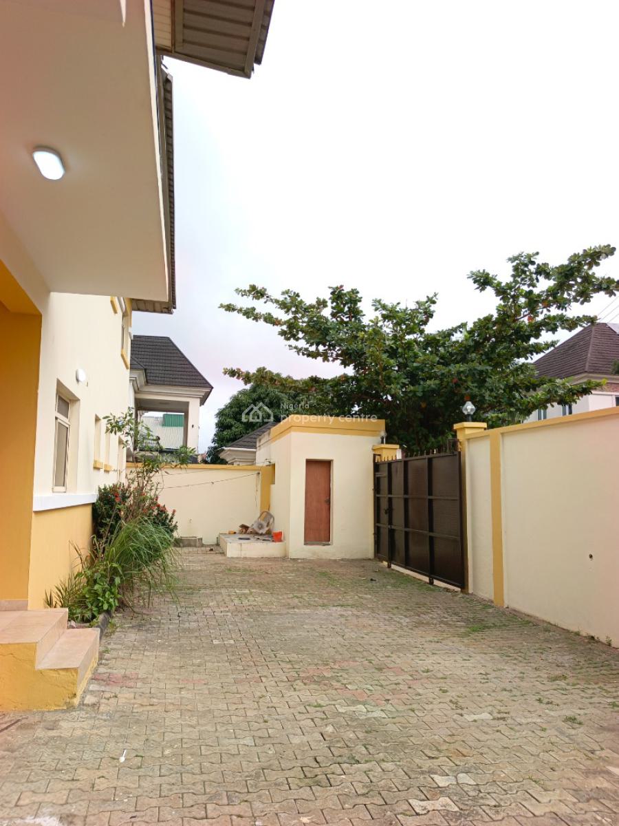 Smart Spacious 3 Bedrooms Apartment in Very Good Estate., in Good Estate at Ikota Lekki Lagos., Ikota, Lekki, Lagos, Flat / Apartment for Rent