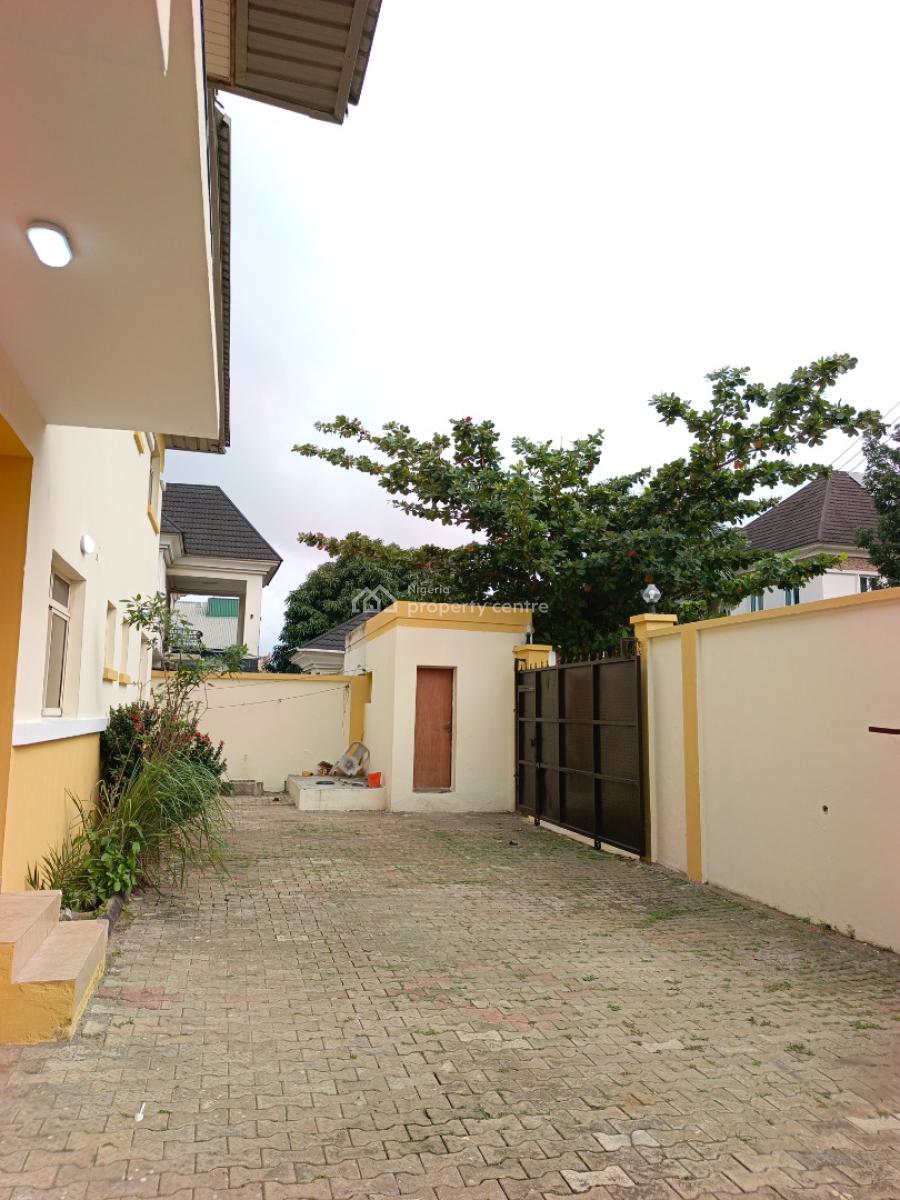 Smart Spacious 3 Bedrooms Apartment Upstairs in Very Good Estate., in Good Estate at Ikota Lekki Lagos., Ikota, Lekki, Lagos, Flat / Apartment for Rent