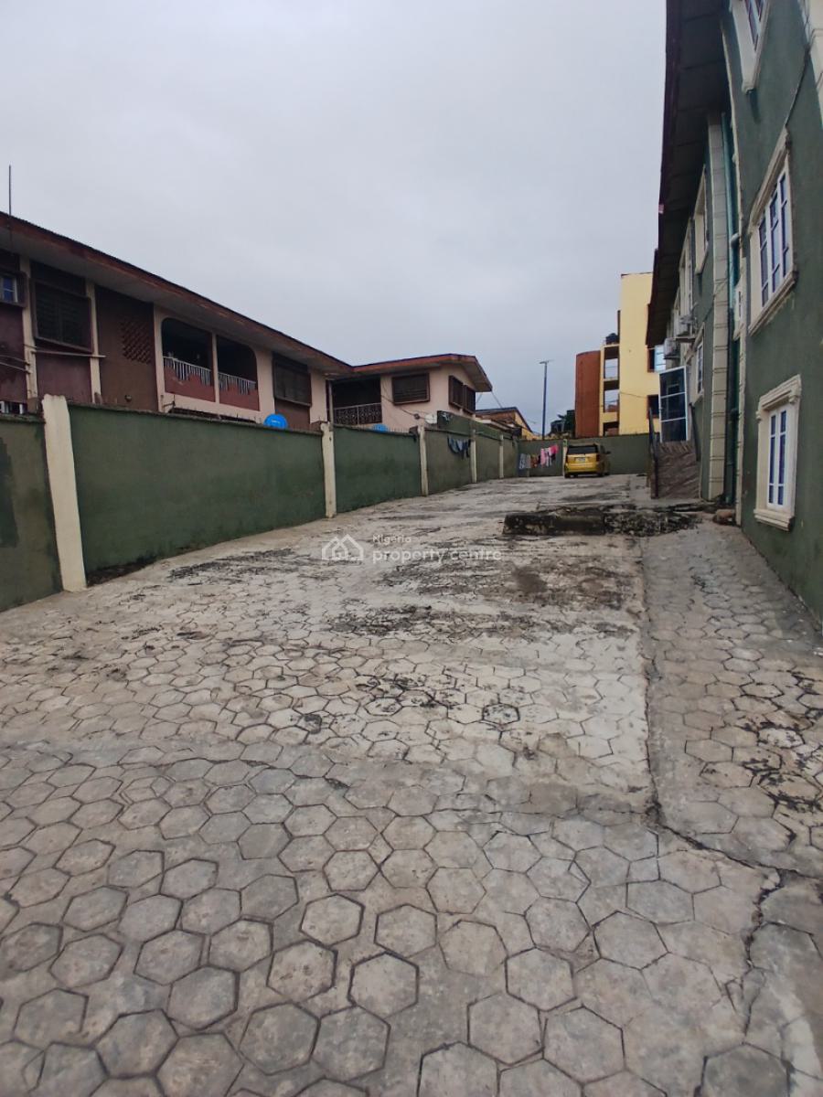 Beautiful 6no. of 2 Bedrooms, 2no. of 1 Bedrooms and 5 Standard Shops, Iyana Adeoye, Ring Road, Ibadan, Oyo, Flat / Apartment for Sale