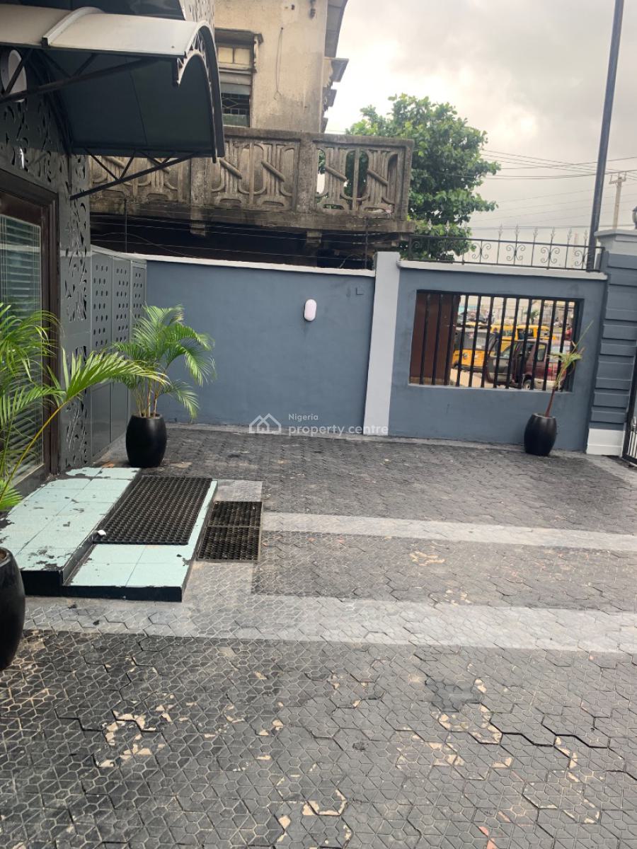 Well Maintained 2 Bedrooms, Fadeyi, Shomolu, Lagos, Flat / Apartment for Rent